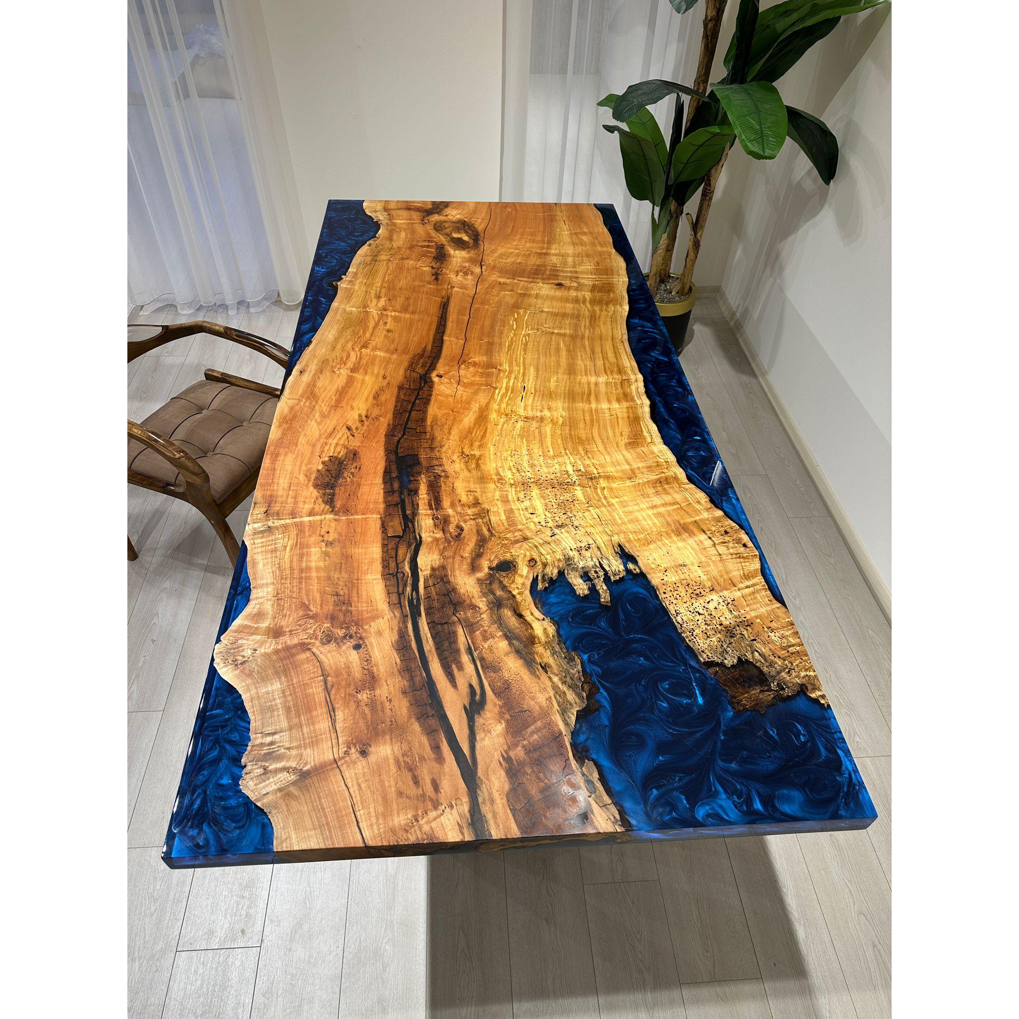 Dişbudak Ağacından Metalik Mavi Epoksi Yemek Masası