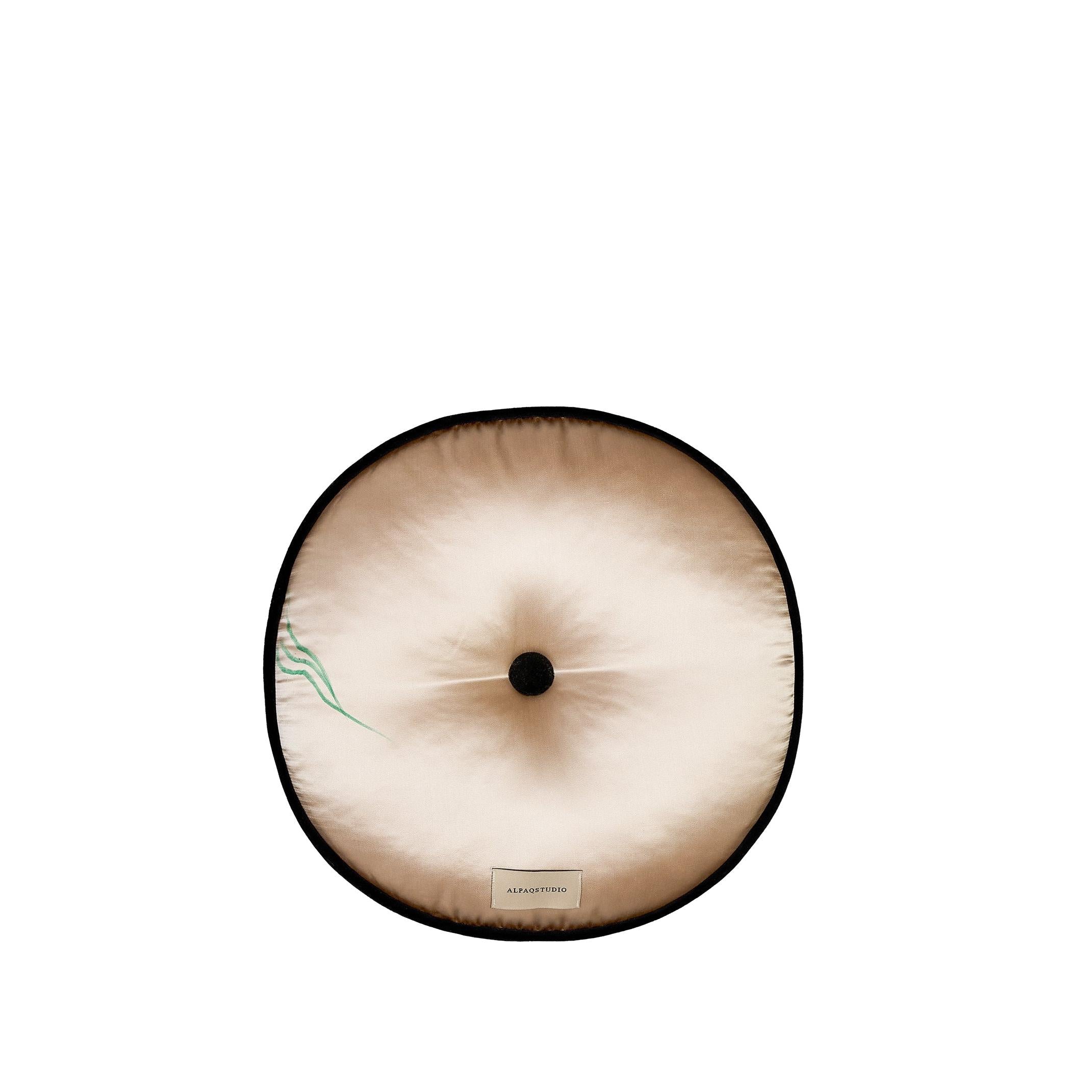 Gloriosa Çiçek Desenli Koyu Bej El Boyaması İpek Kırlent