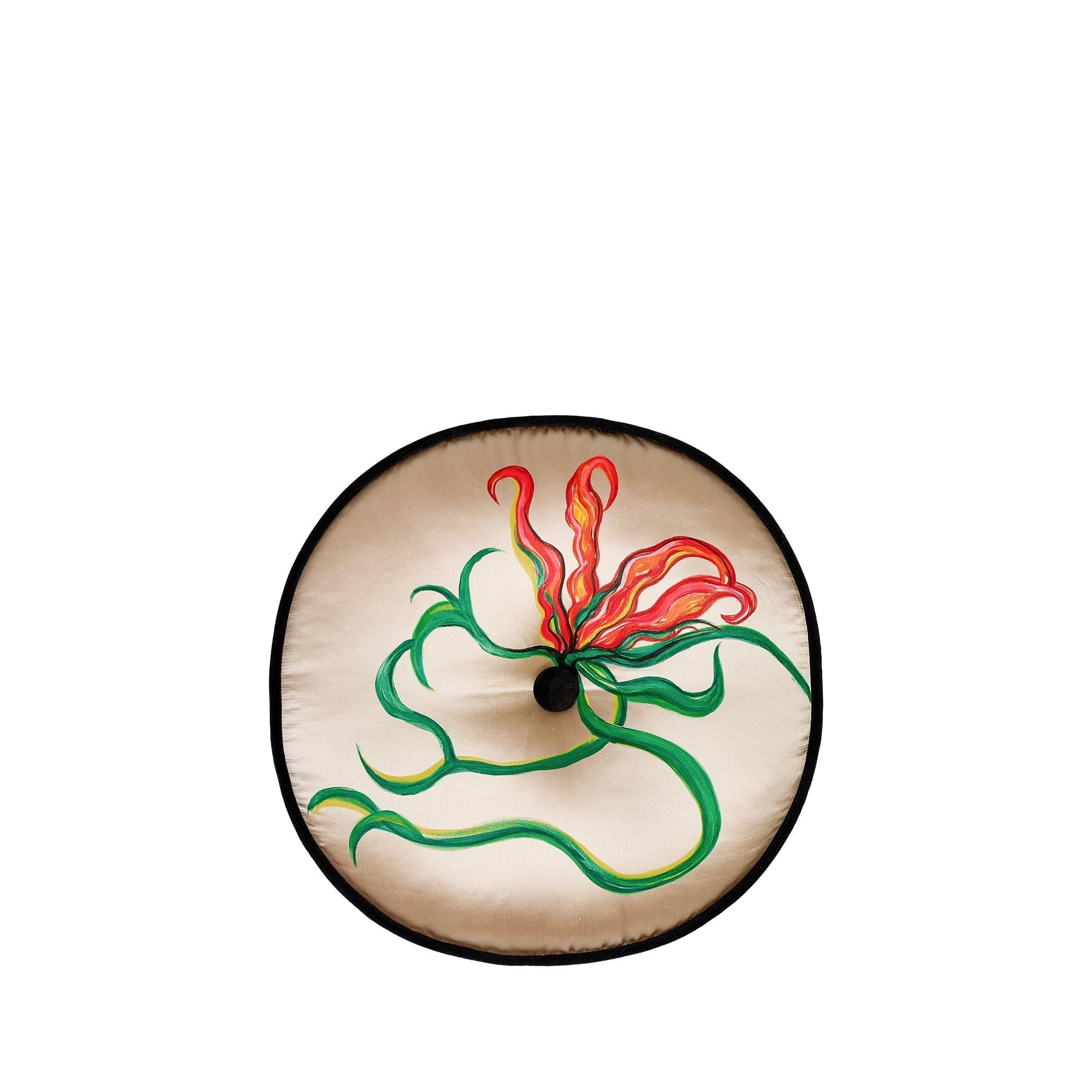 Gloriosa Çiçek Desenli Koyu Bej El Boyaması İpek Kırlent