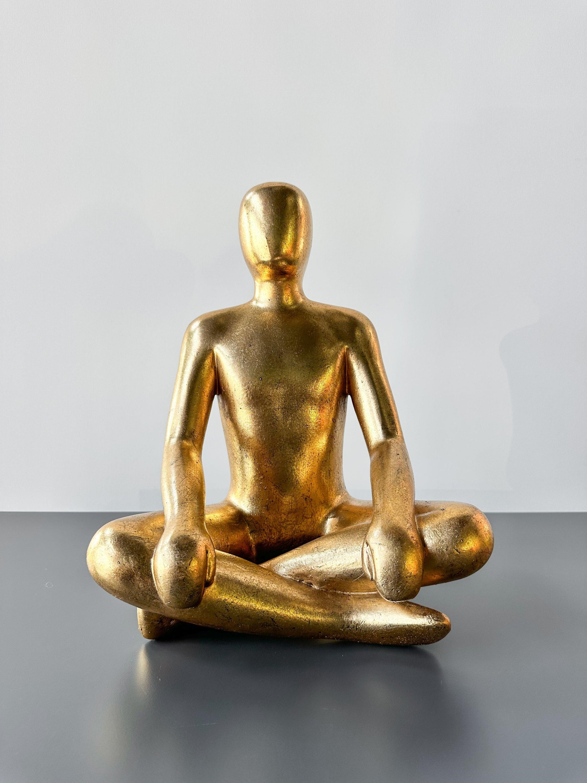 Gold Oturan Adam Heykel