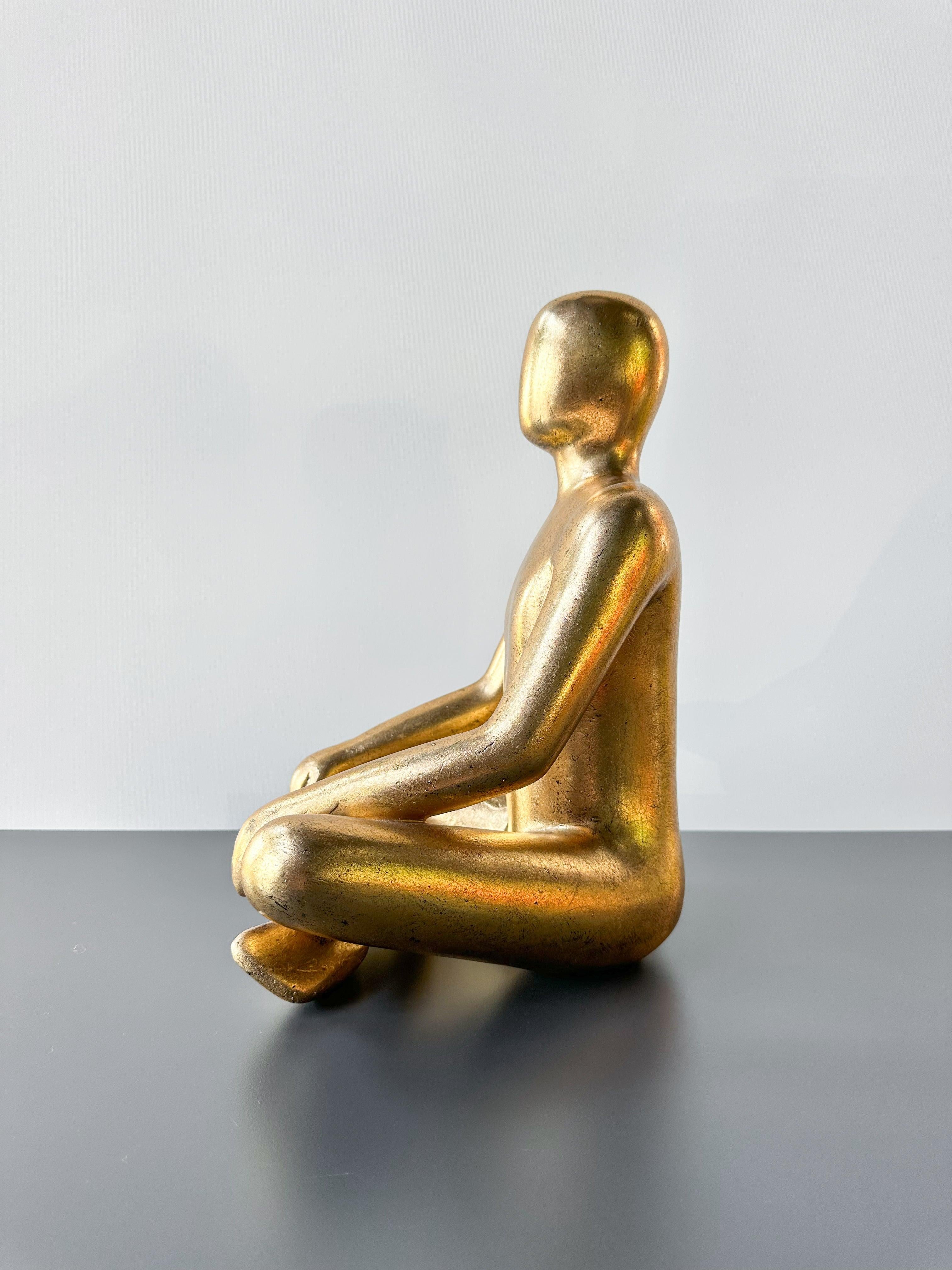 Gold Oturan Adam Heykel