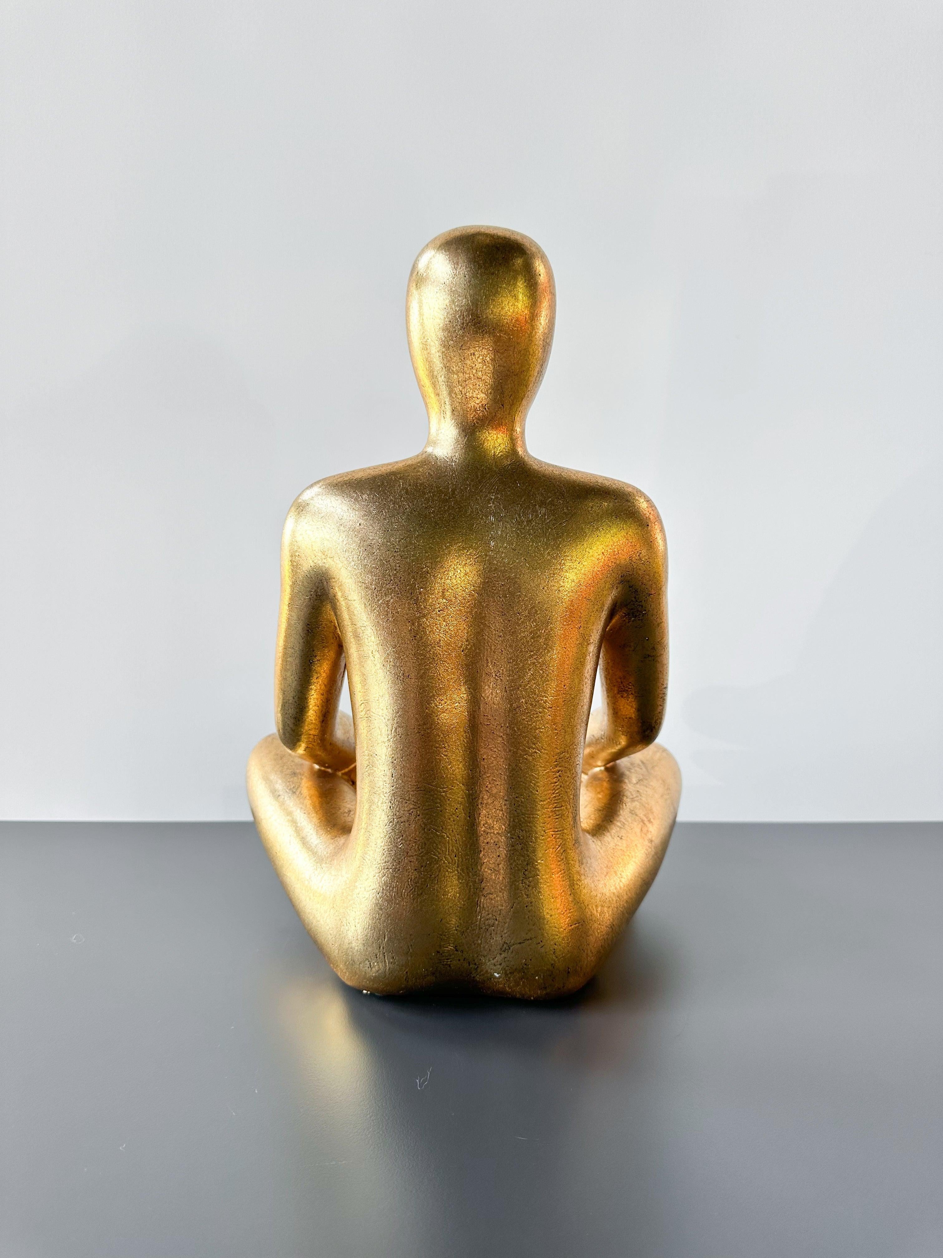 Gold Oturan Adam Heykel