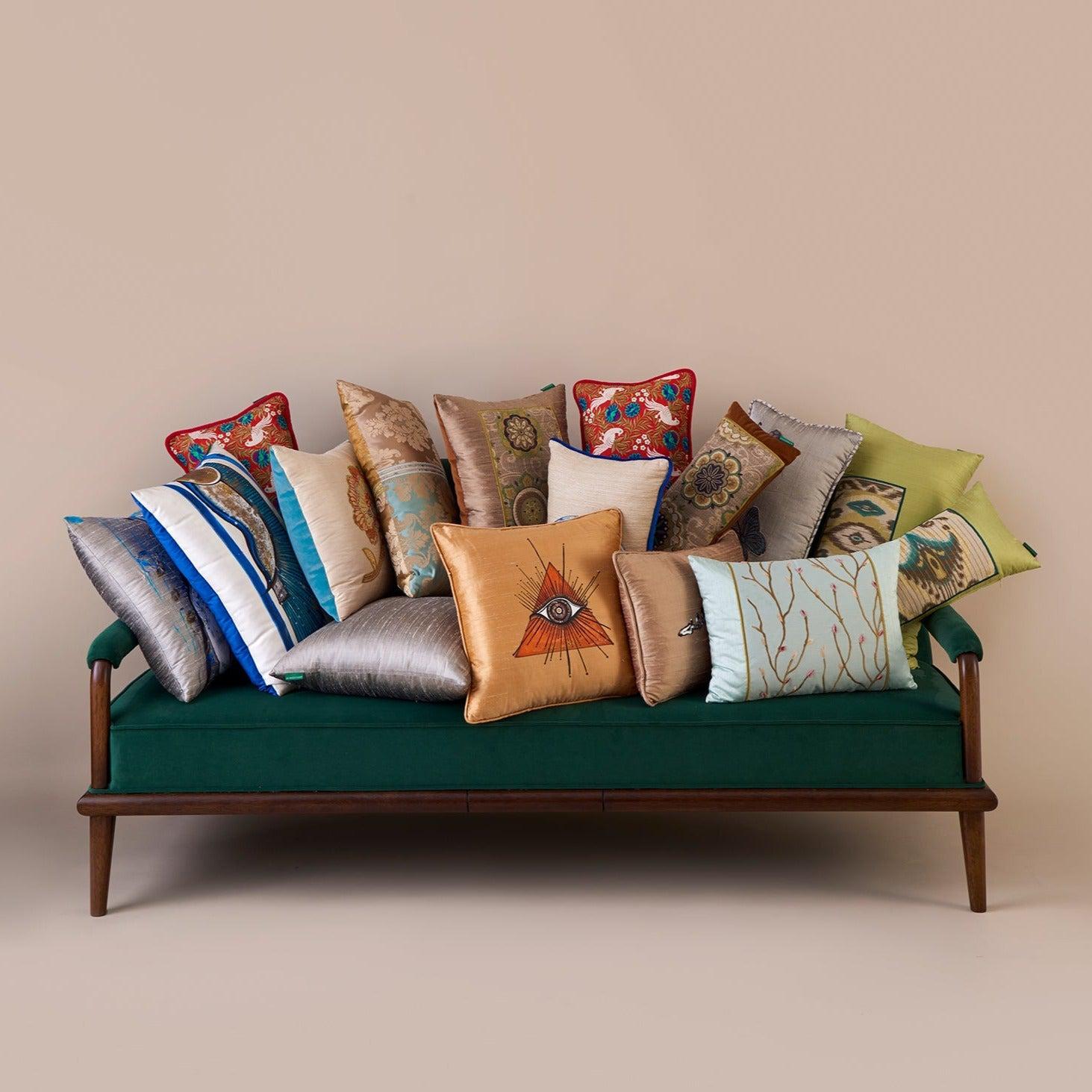 Gözler İpek Şantuk Üzerine El Boyaması Kırlent