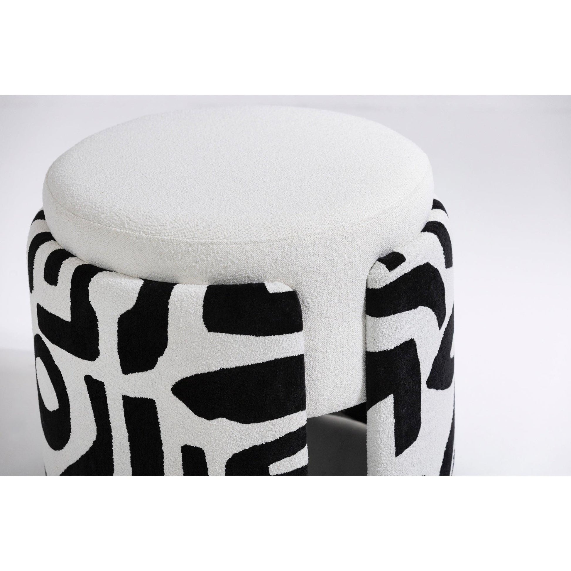 Graphica Bukle Kumaş Desenli Puf