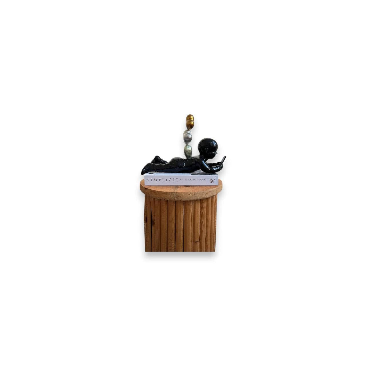 Gri, Yeşil Ve Sarı Kalpli El Yapımı Siyah Heykel