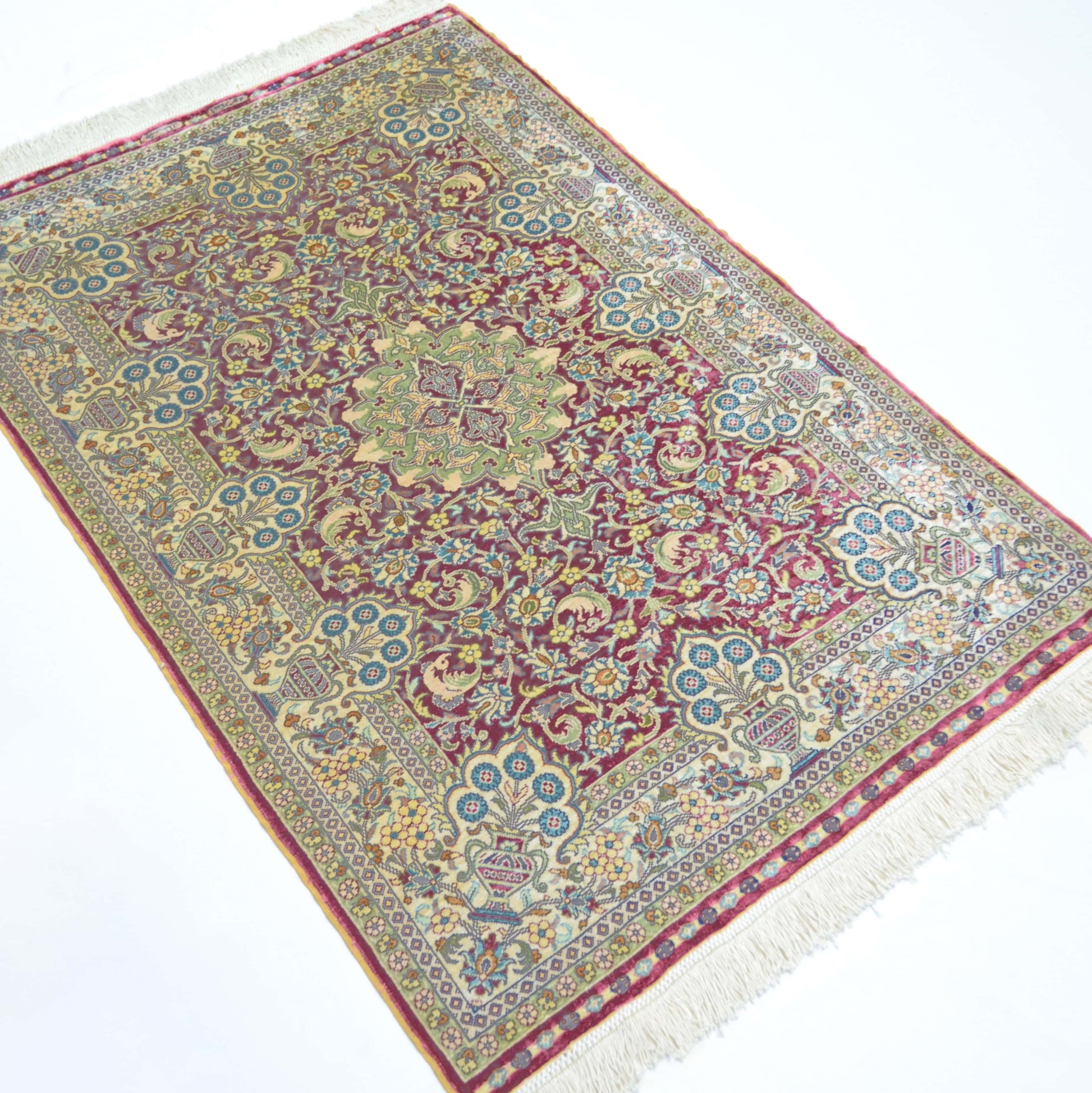 İpekten El Dokuma Bordo Renk Madalyonlu Model Kayseri Halısı 76x110 Cm