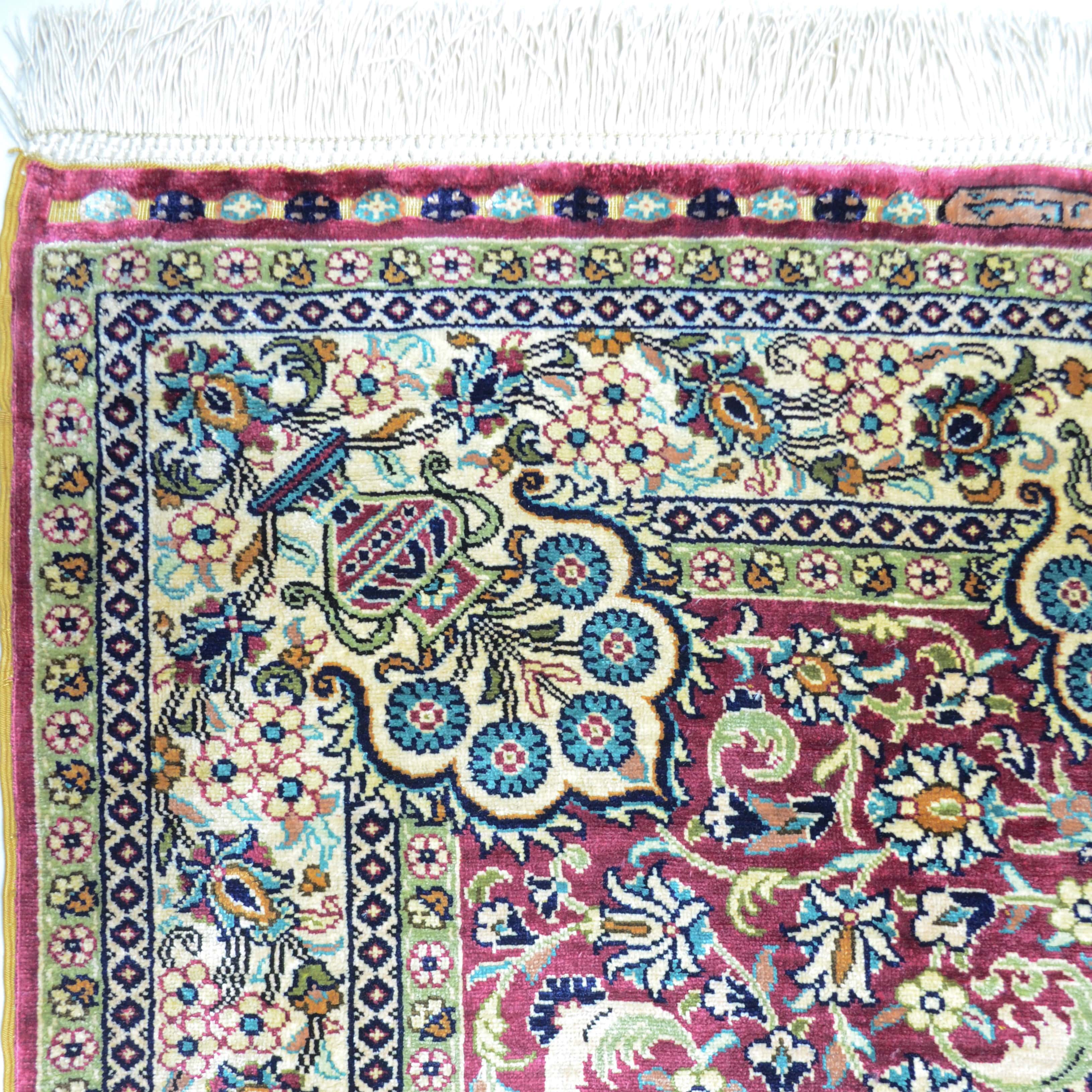 İpekten El Dokuma Bordo Renk Madalyonlu Model Kayseri Halısı 76x110 Cm