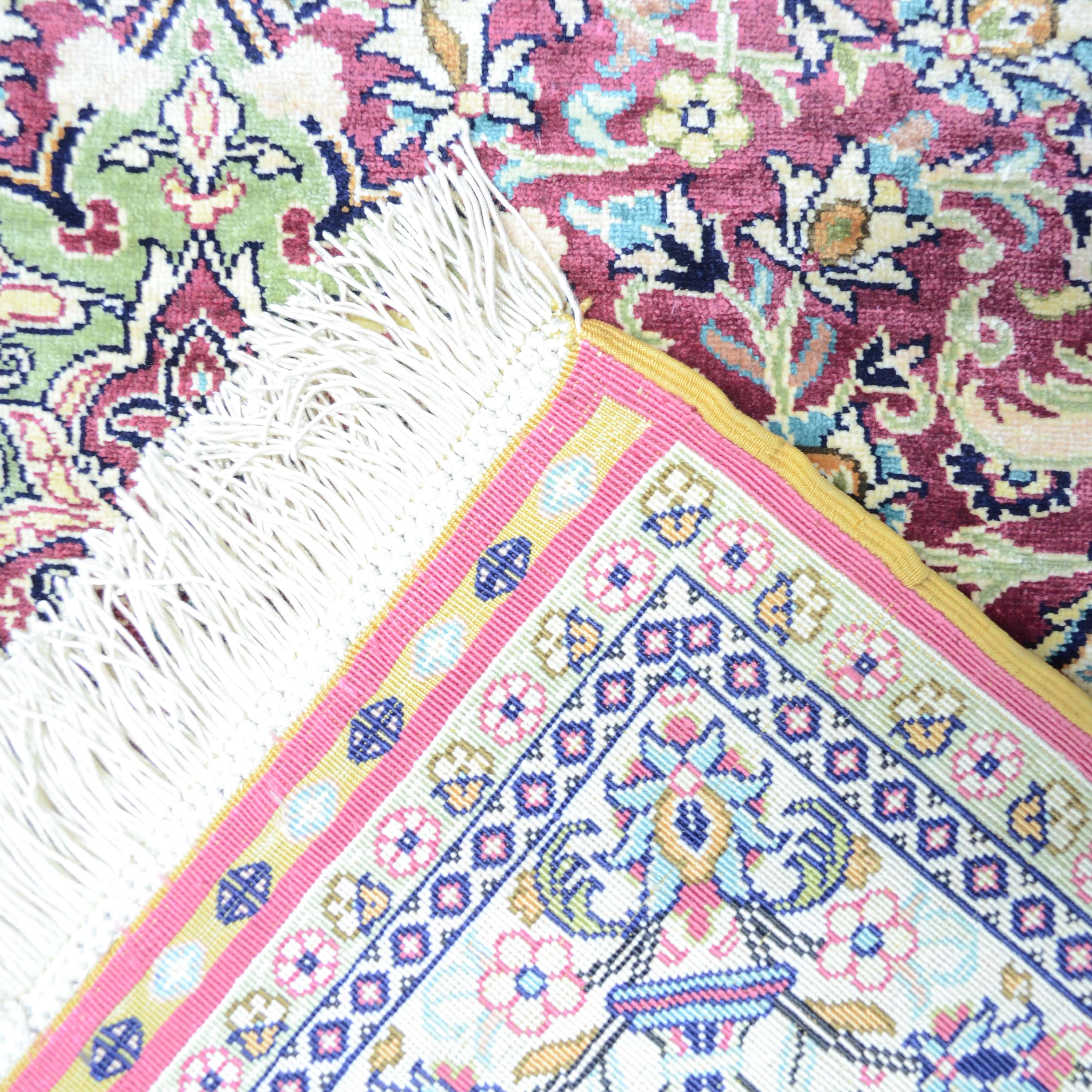 İpekten El Dokuma Bordo Renk Madalyonlu Model Kayseri Halısı 76x110 Cm