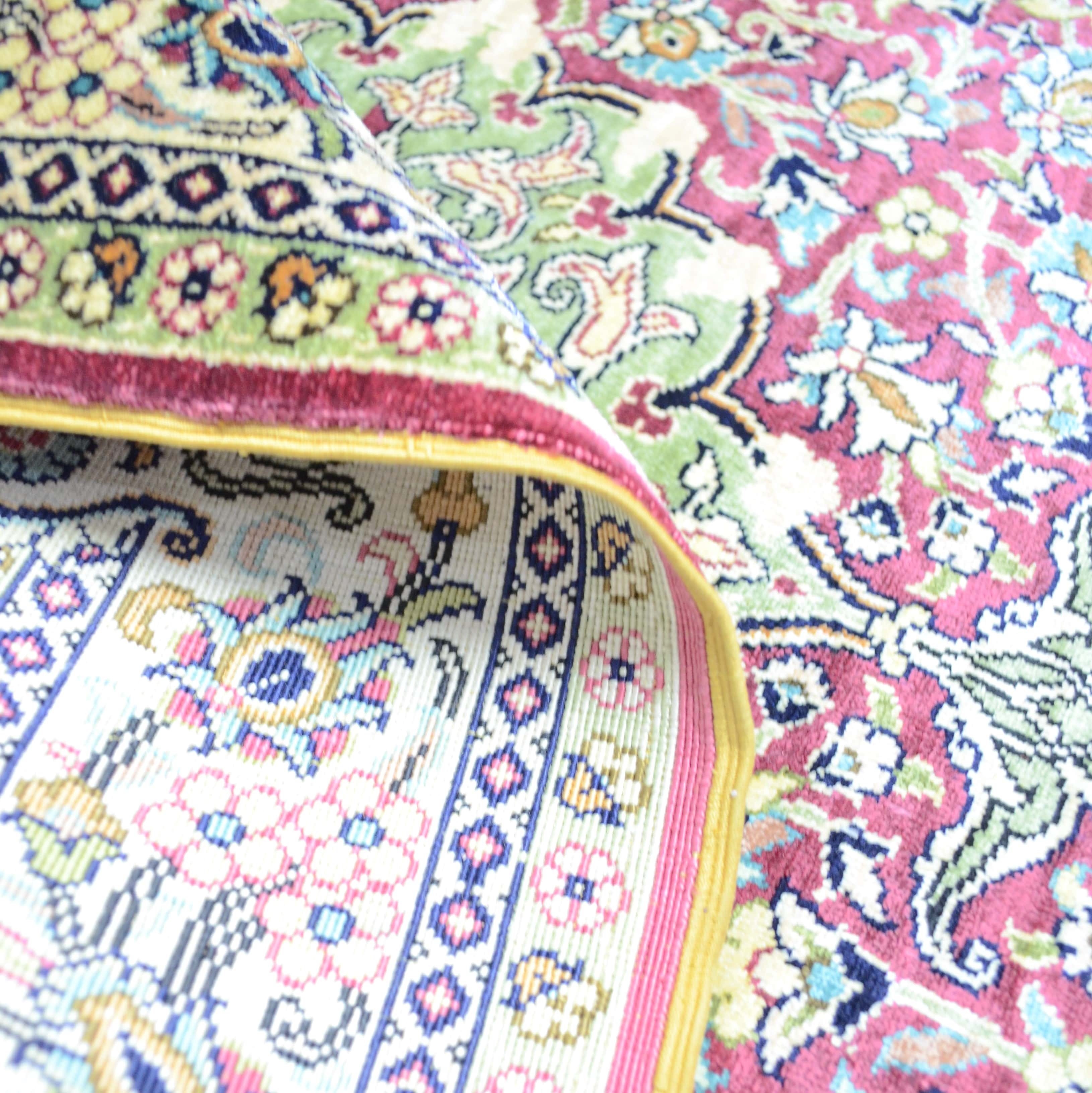 İpekten El Dokuma Bordo Renk Madalyonlu Model Kayseri Halısı 76x110 Cm