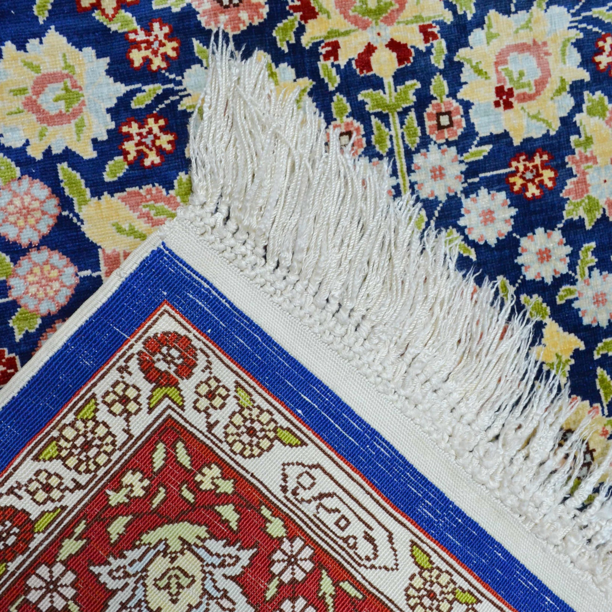 İpekten El Dokuma Çeşmi Bülbül Desenli Hereke Halısı 85x124 Cm