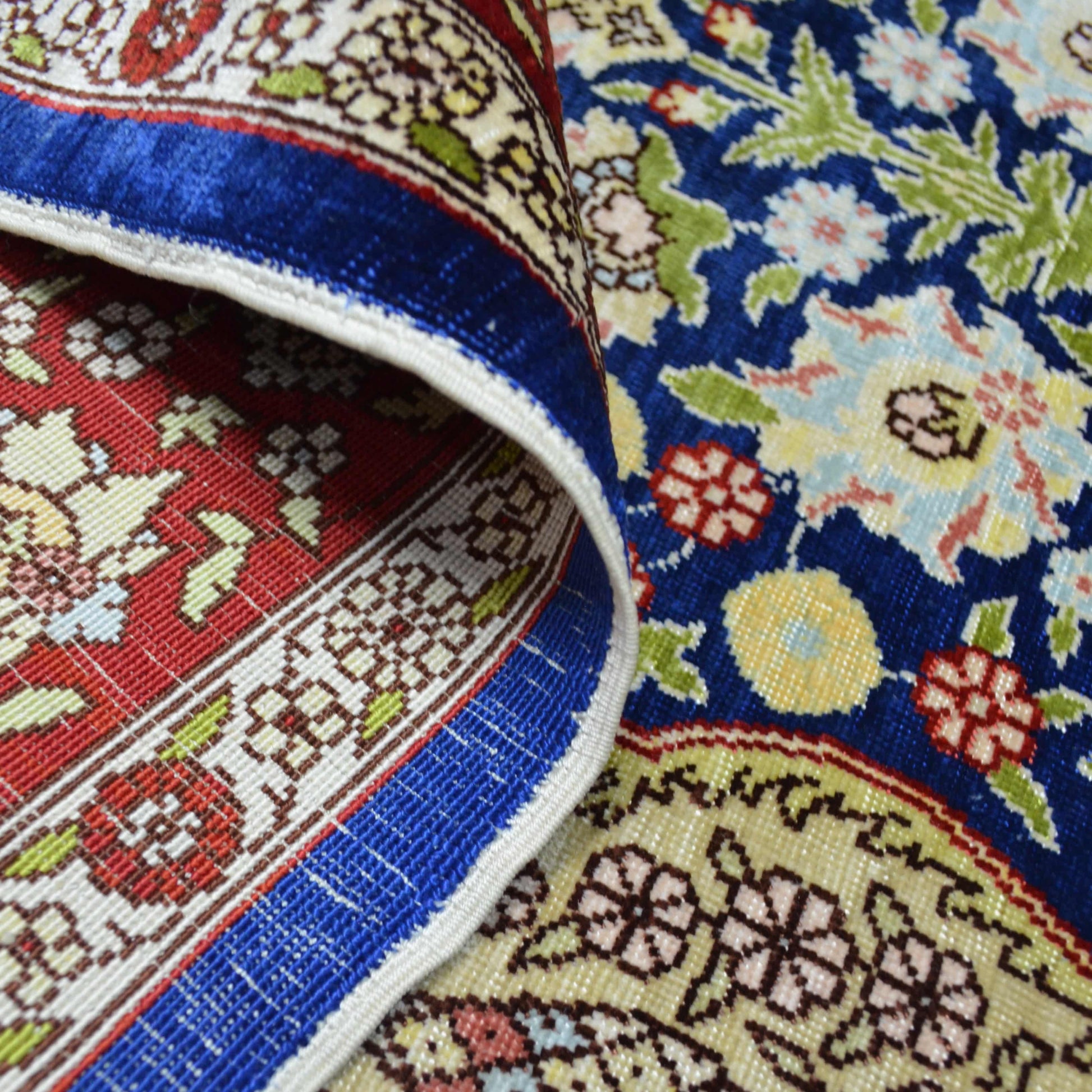 İpekten El Dokuma Çeşmi Bülbül Desenli Hereke Halısı 85x124 Cm