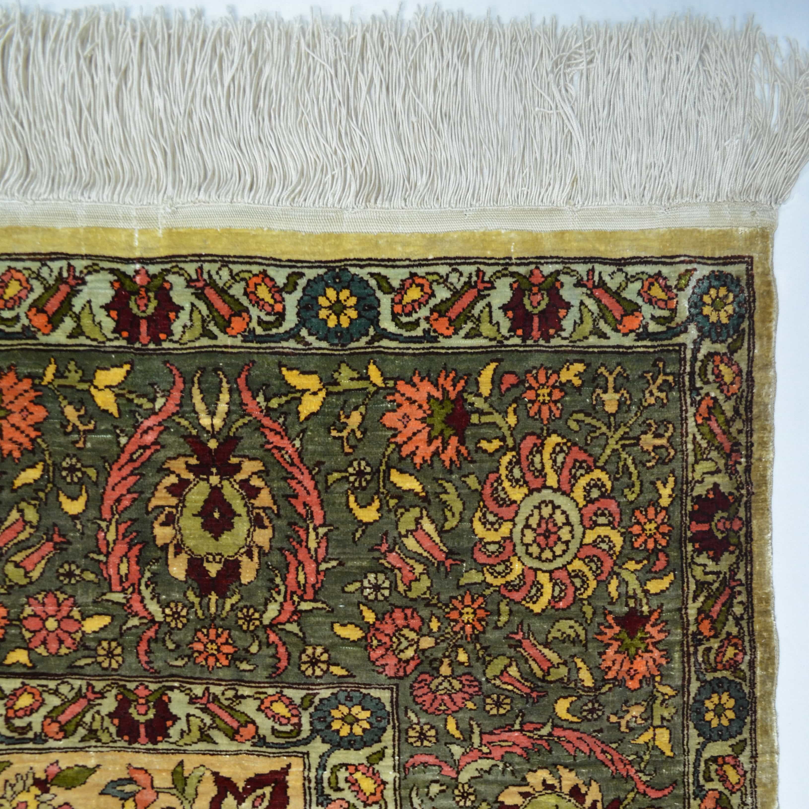 İpekten El Dokuma Madalyon Motifli Hereke Halısı 106x164 Cm