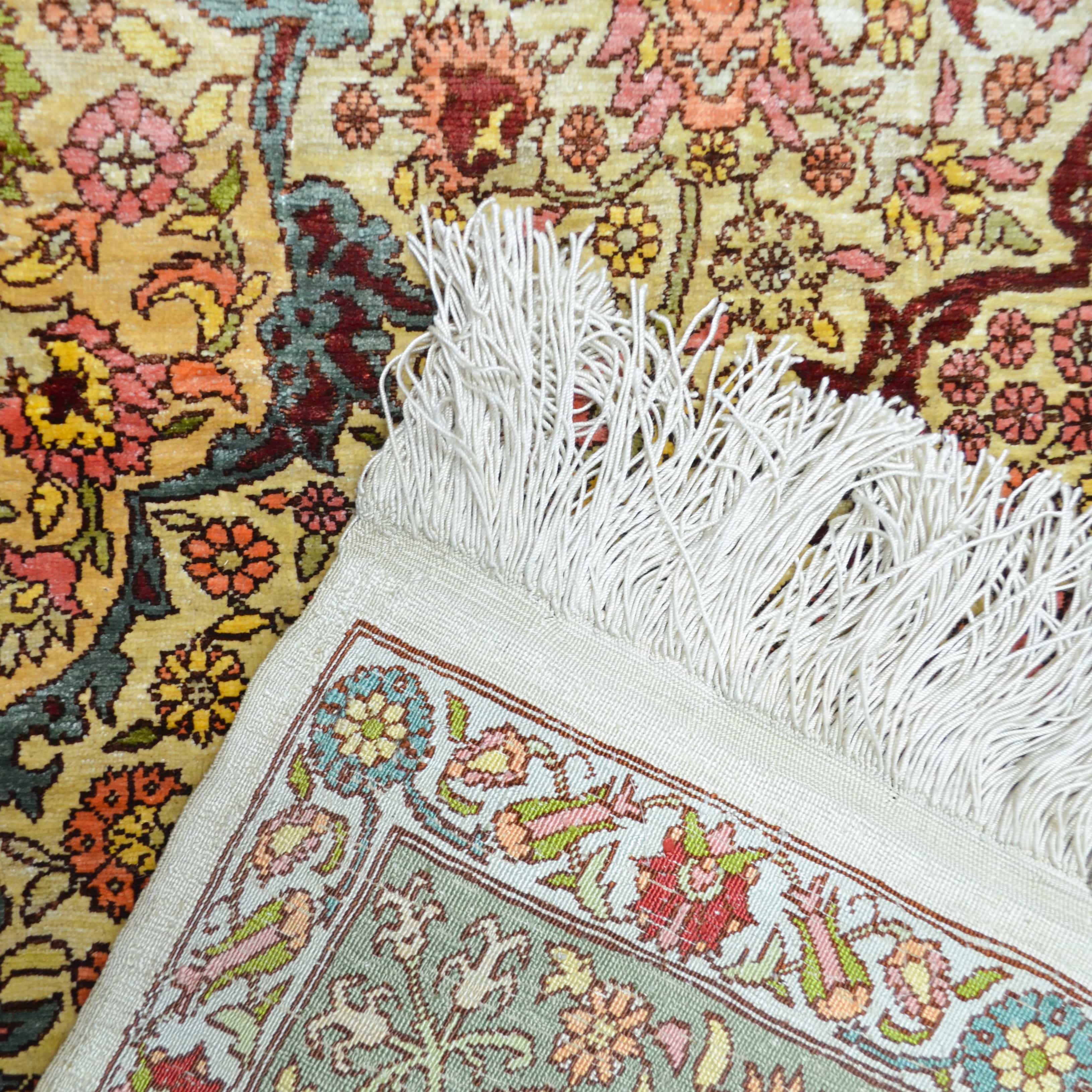 İpekten El Dokuma Madalyon Motifli Hereke Halısı 106x164 Cm