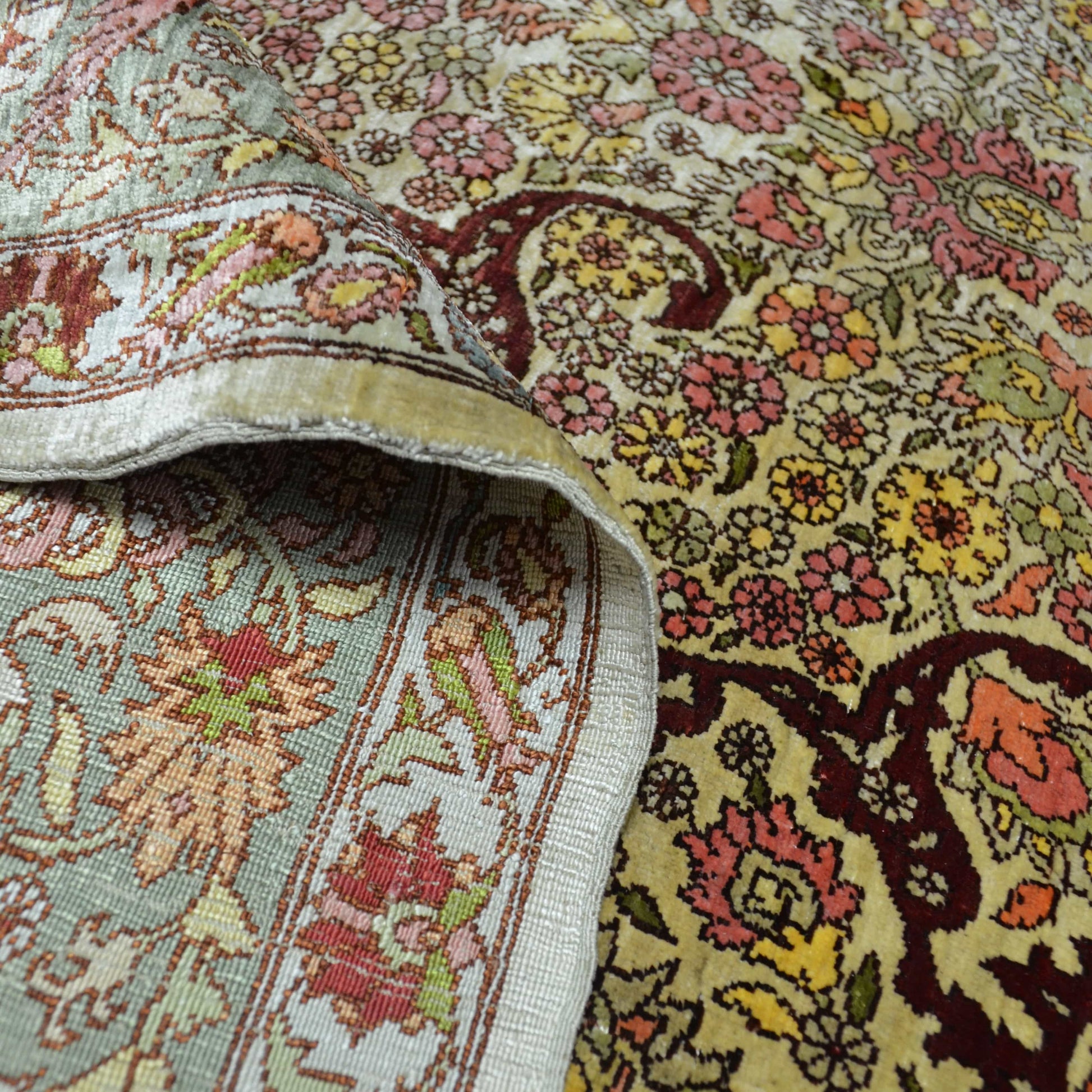 İpekten El Dokuma Madalyon Motifli Hereke Halısı 106x164 Cm