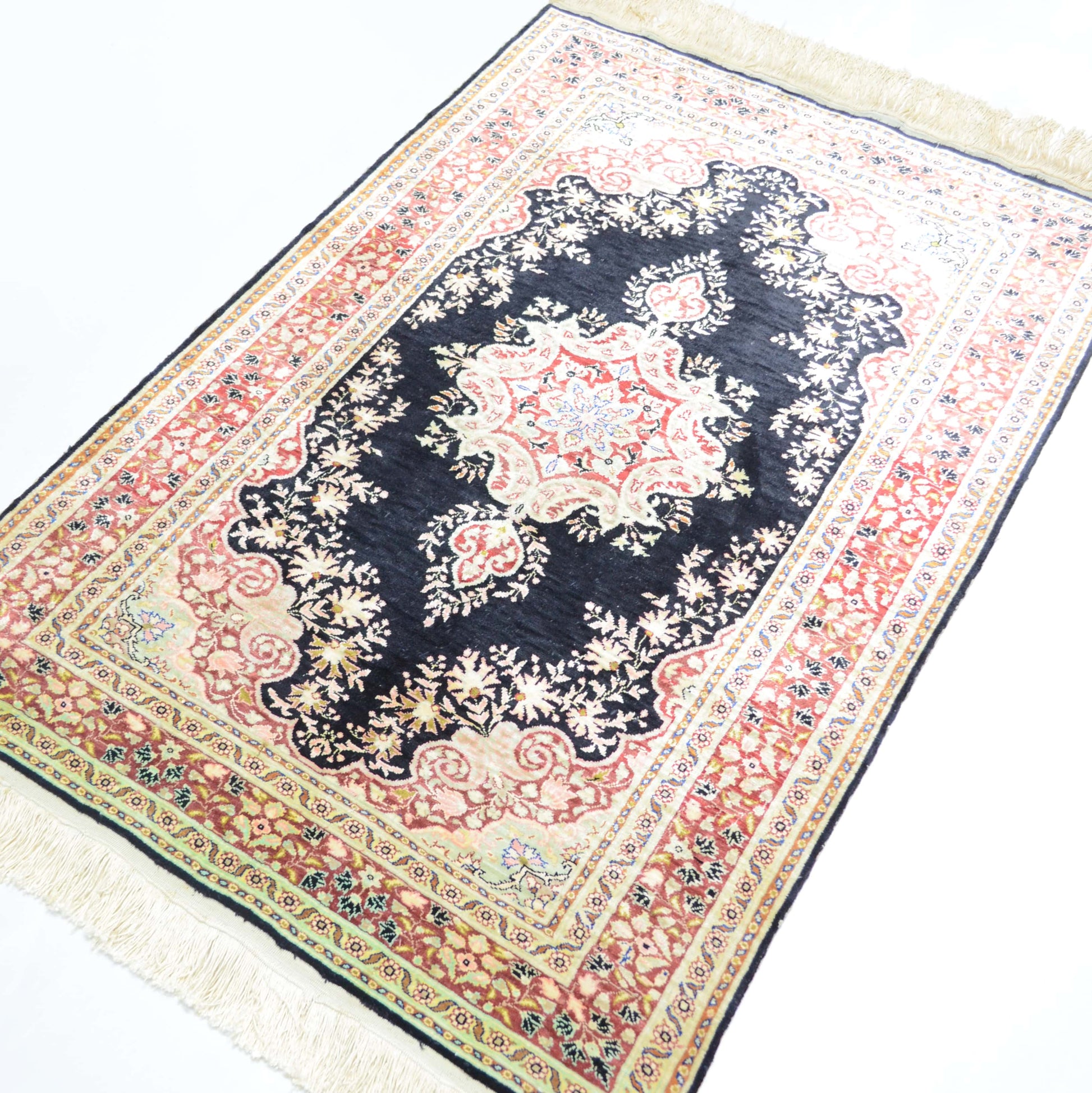 İpekten El Dokuma Madalyonlu Model Kayseri Halısı 80x116 Cm