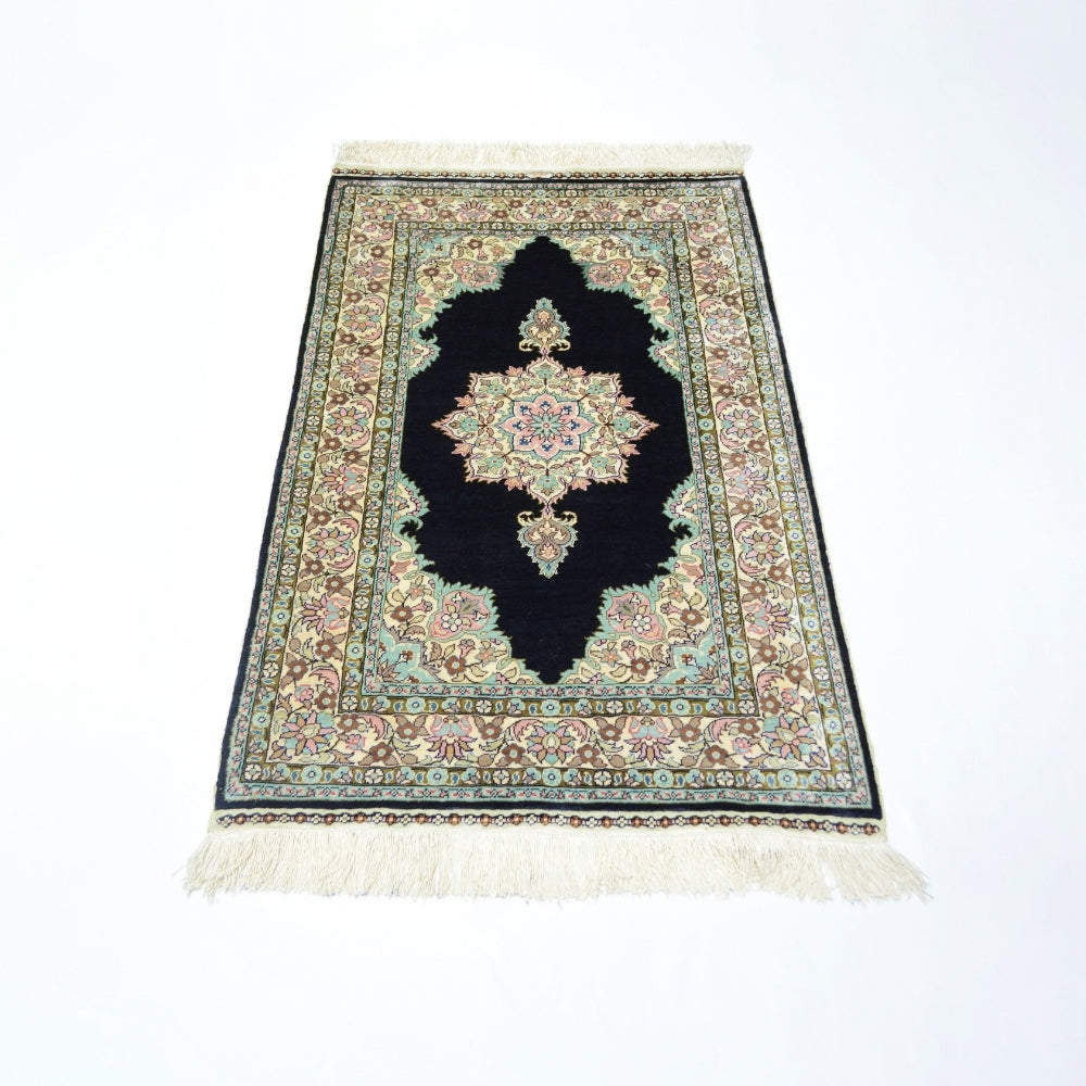 İpekten El Dokuma Siyah Renk Madalyonlu Model Kayseri Halısı 68x104 Cm