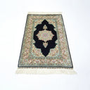 İpekten El Dokuma Siyah Renk Madalyonlu Model Kayseri Halısı 68x104 Cm