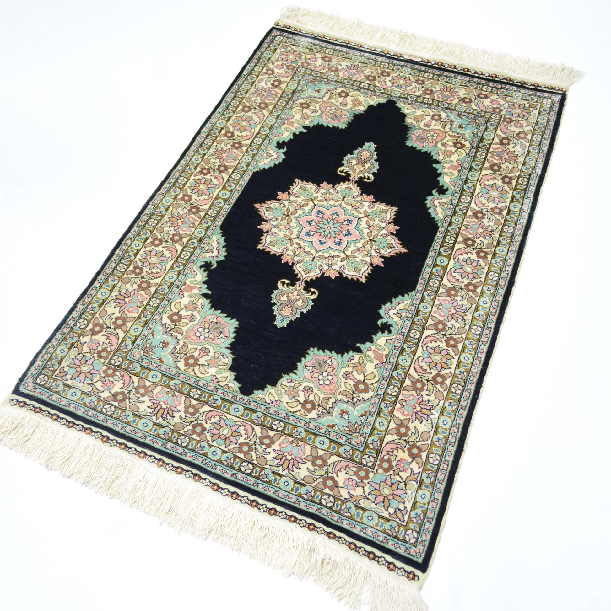 İpekten El Dokuma Siyah Renk Madalyonlu Model Kayseri Halısı 68x104 Cm