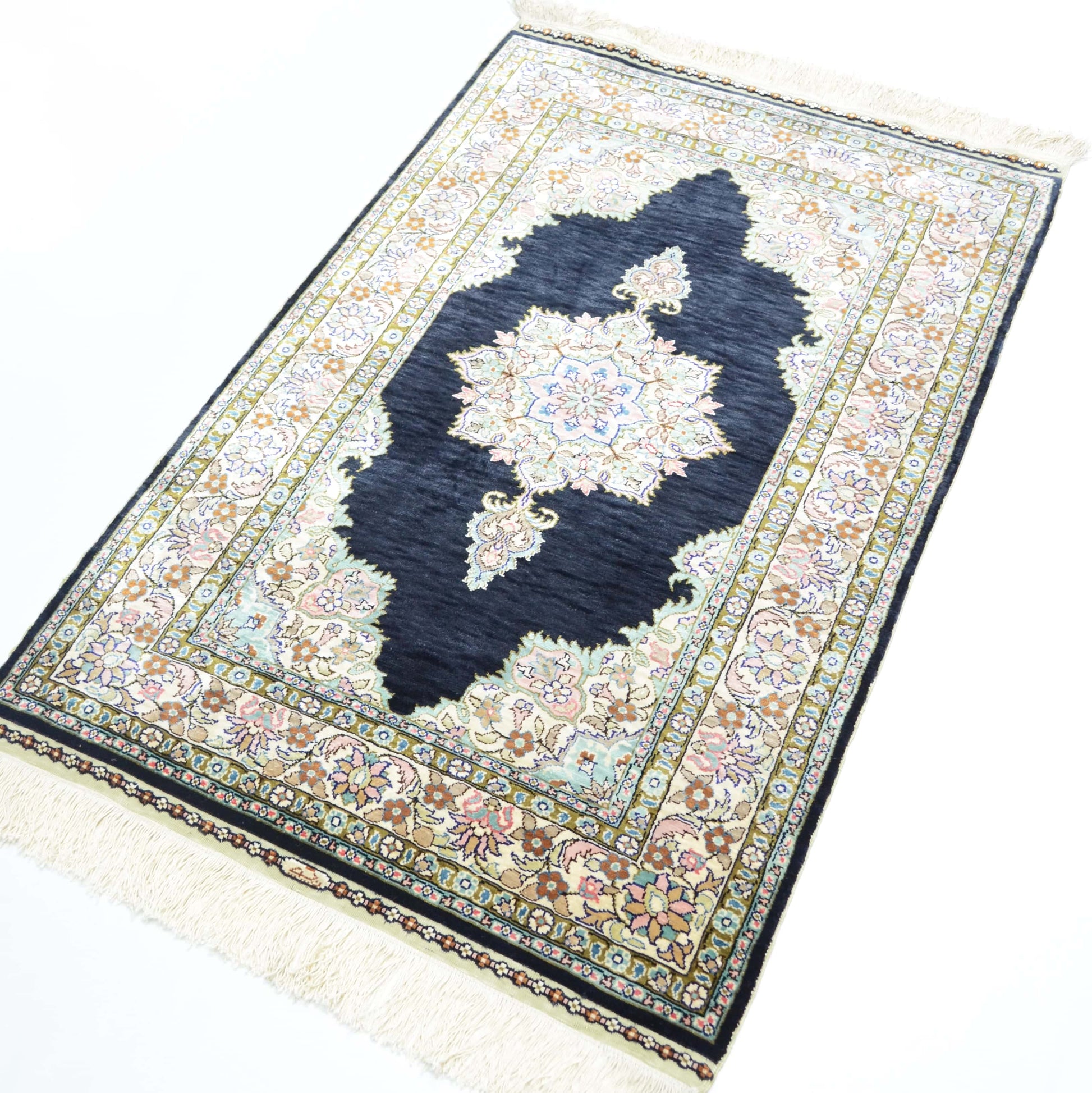 İpekten El Dokuma Siyah Renk Madalyonlu Model Kayseri Halısı 68x104 Cm