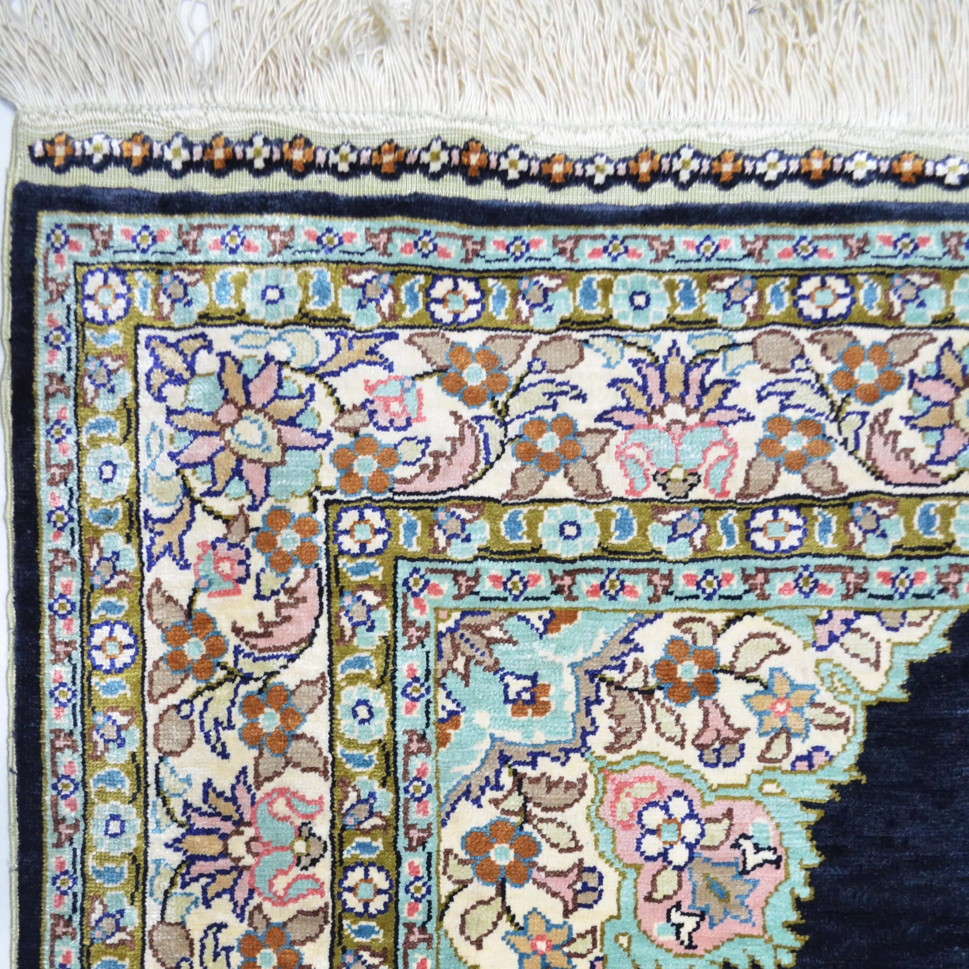 İpekten El Dokuma Siyah Renk Madalyonlu Model Kayseri Halısı 68x104 Cm