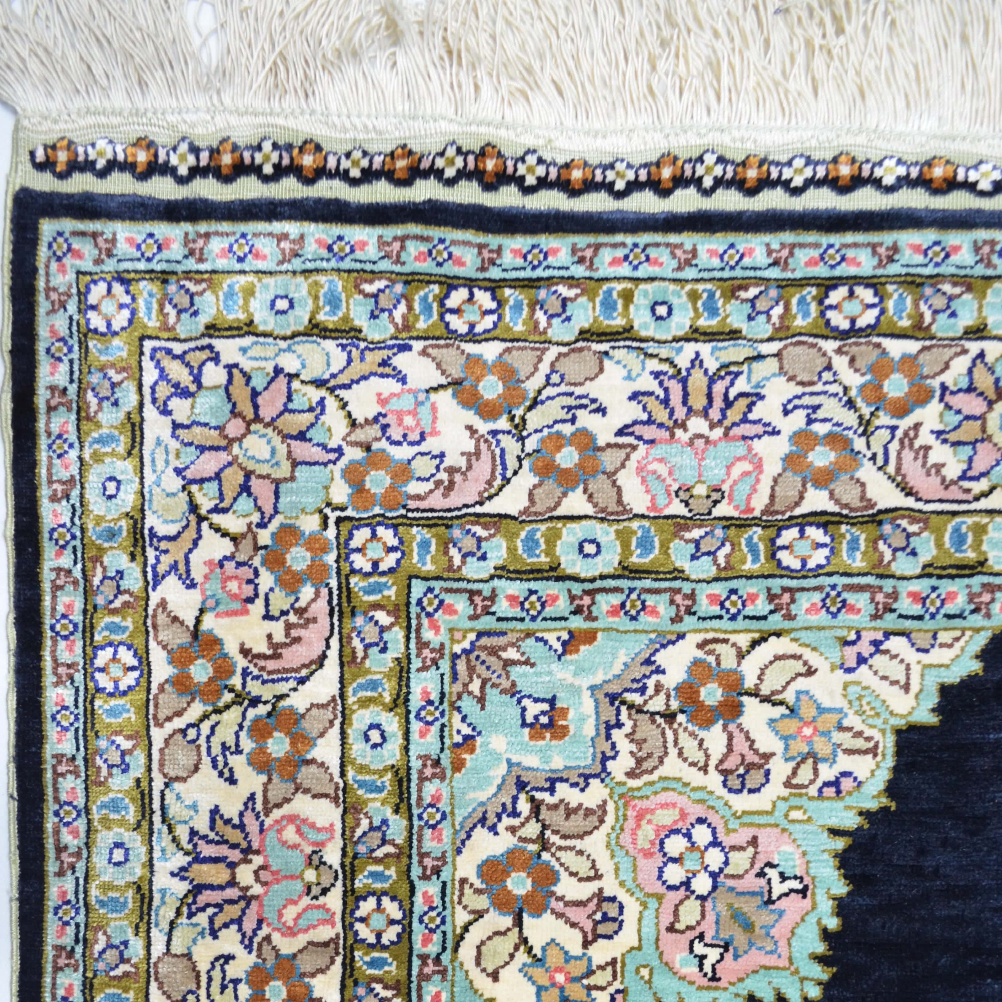 İpekten El Dokuma Siyah Renk Madalyonlu Model Kayseri Halısı 68x104 Cm