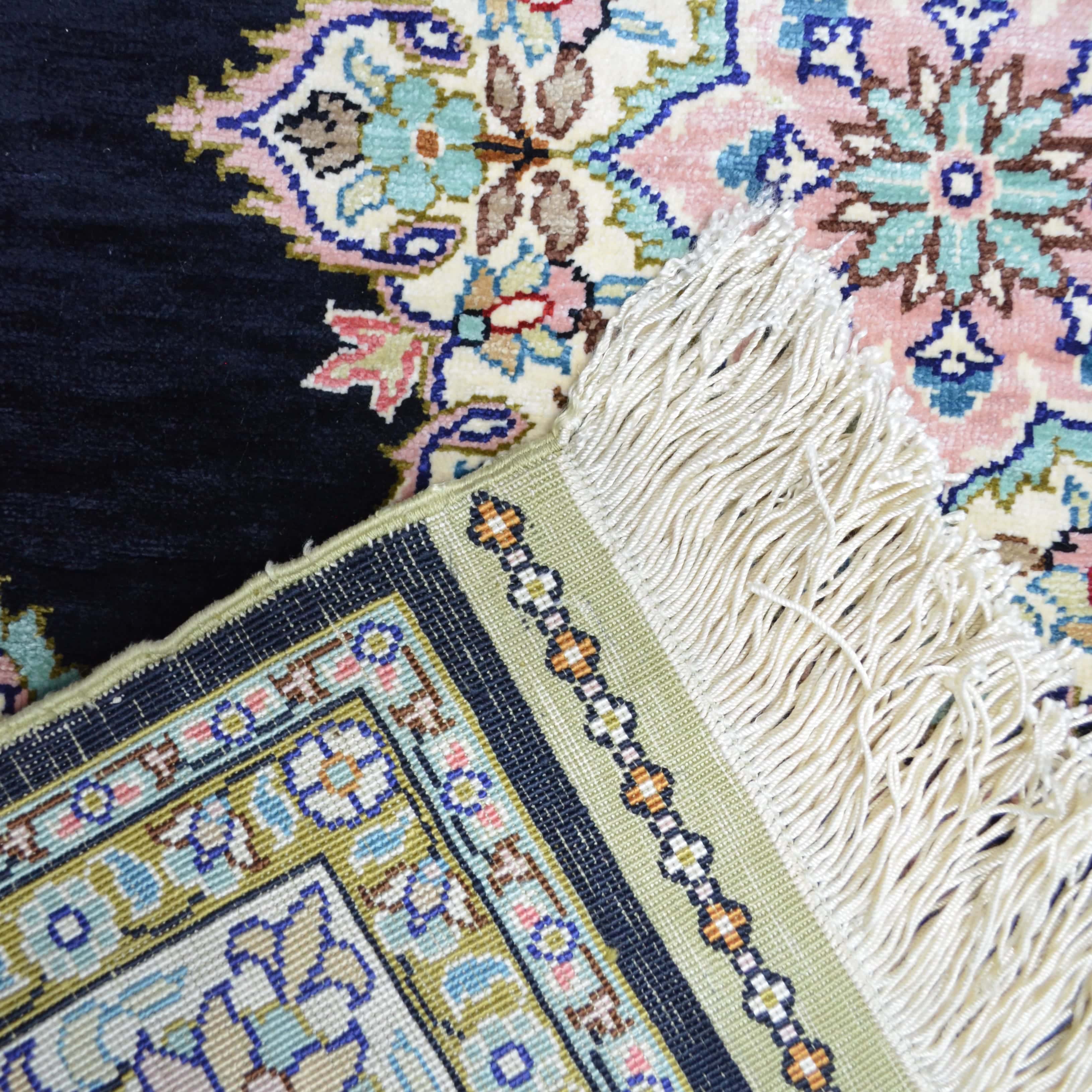İpekten El Dokuma Siyah Renk Madalyonlu Model Kayseri Halısı 68x104 Cm