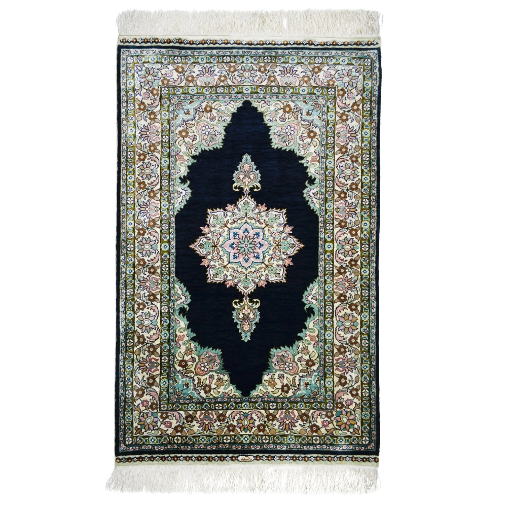 İpekten El Dokuma Siyah Renk Madalyonlu Model Kayseri Halısı 68x104 Cm