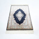 İpekten El Dokuma Siyah Renk Madalyonlu Model Kayseri Halısı 76x111 Cm