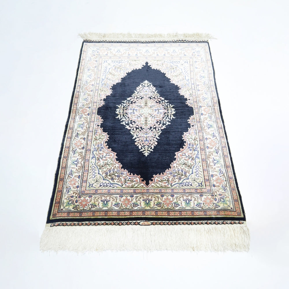 İpekten El Dokuma Siyah Renk Madalyonlu Model Kayseri Halısı 76x111 Cm