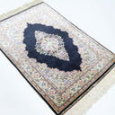 İpekten El Dokuma Siyah Renk Madalyonlu Model Kayseri Halısı 76x111 Cm