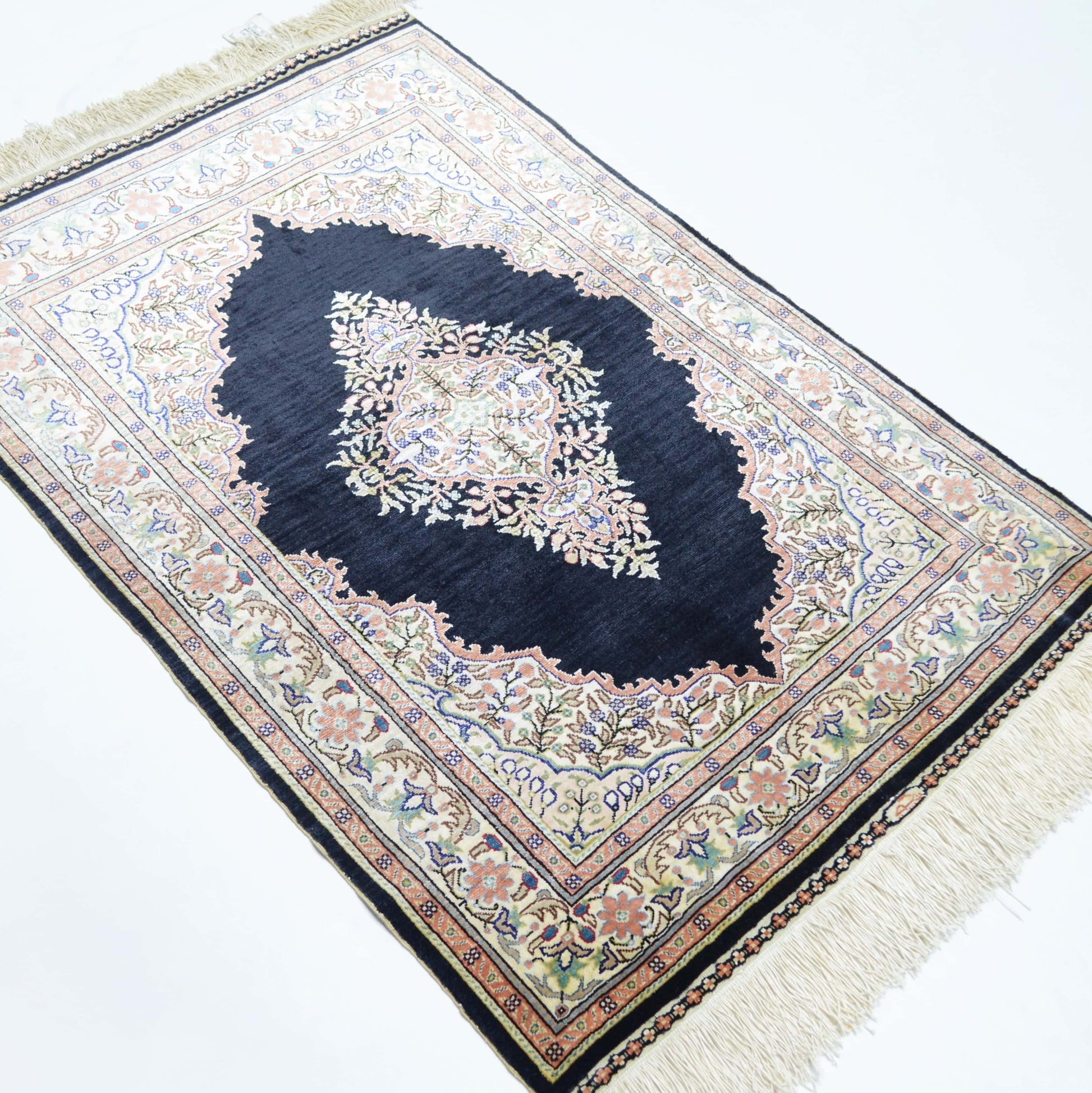 İpekten El Dokuma Siyah Renk Madalyonlu Model Kayseri Halısı 76x111 Cm