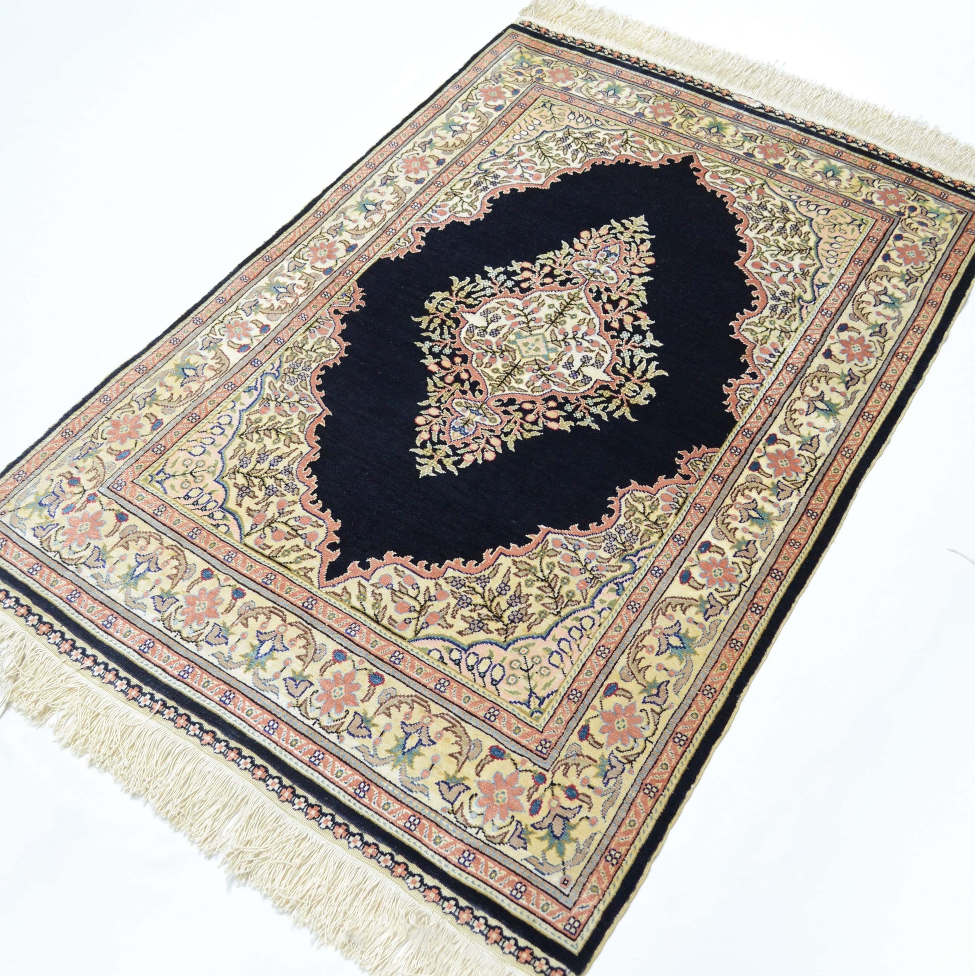 İpekten El Dokuma Siyah Renk Madalyonlu Model Kayseri Halısı 76x111 Cm