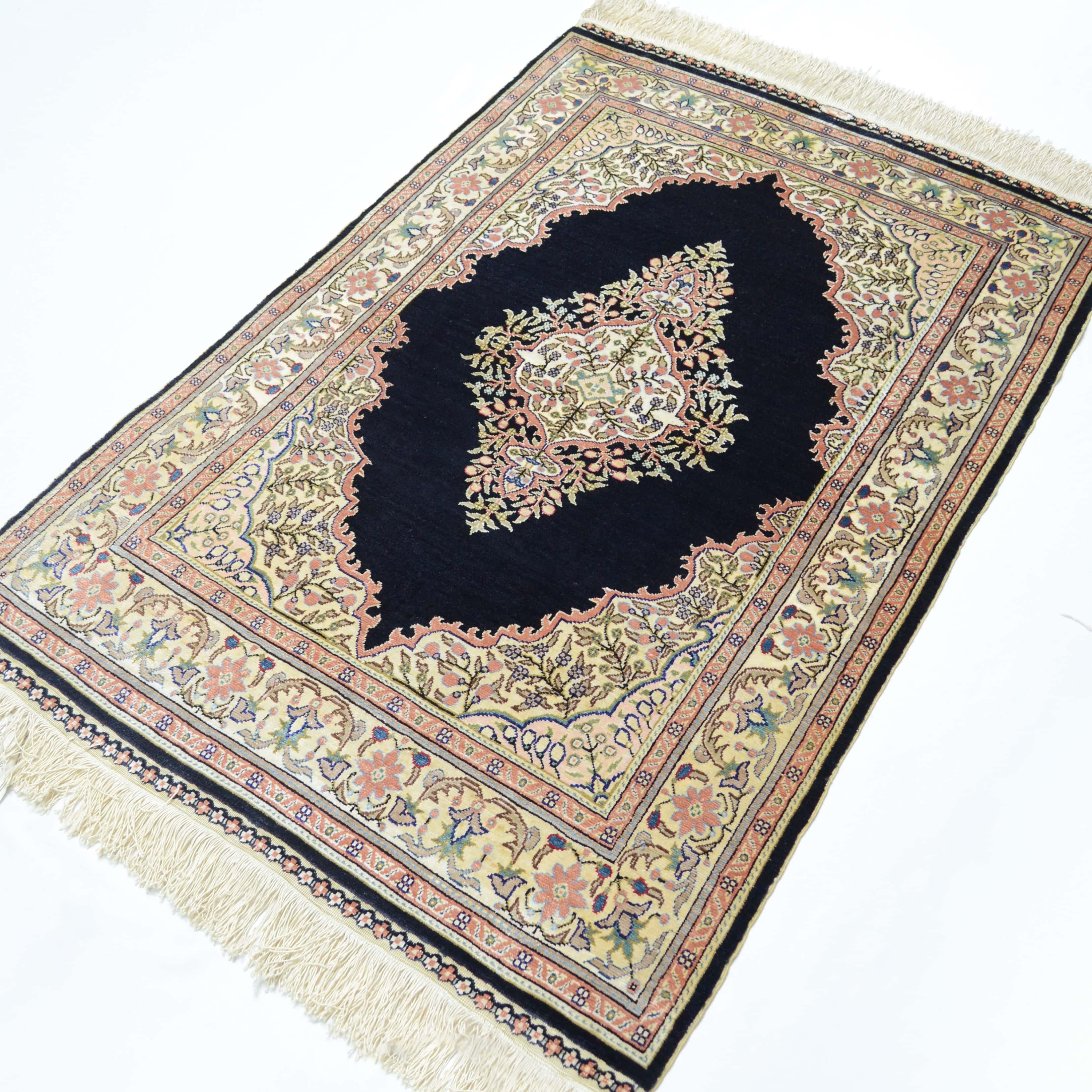 İpekten El Dokuma Siyah Renk Madalyonlu Model Kayseri Halısı 76x111 Cm