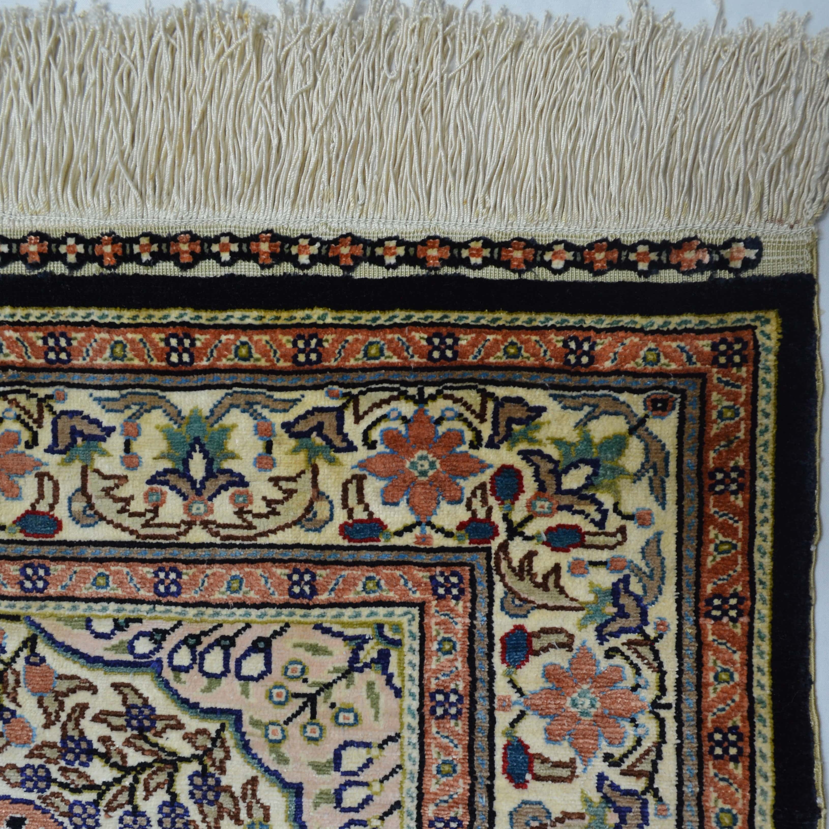 İpekten El Dokuma Siyah Renk Madalyonlu Model Kayseri Halısı 76x111 Cm