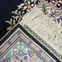 İpekten El Dokuma Siyah Renk Madalyonlu Model Kayseri Halısı 76x111 Cm