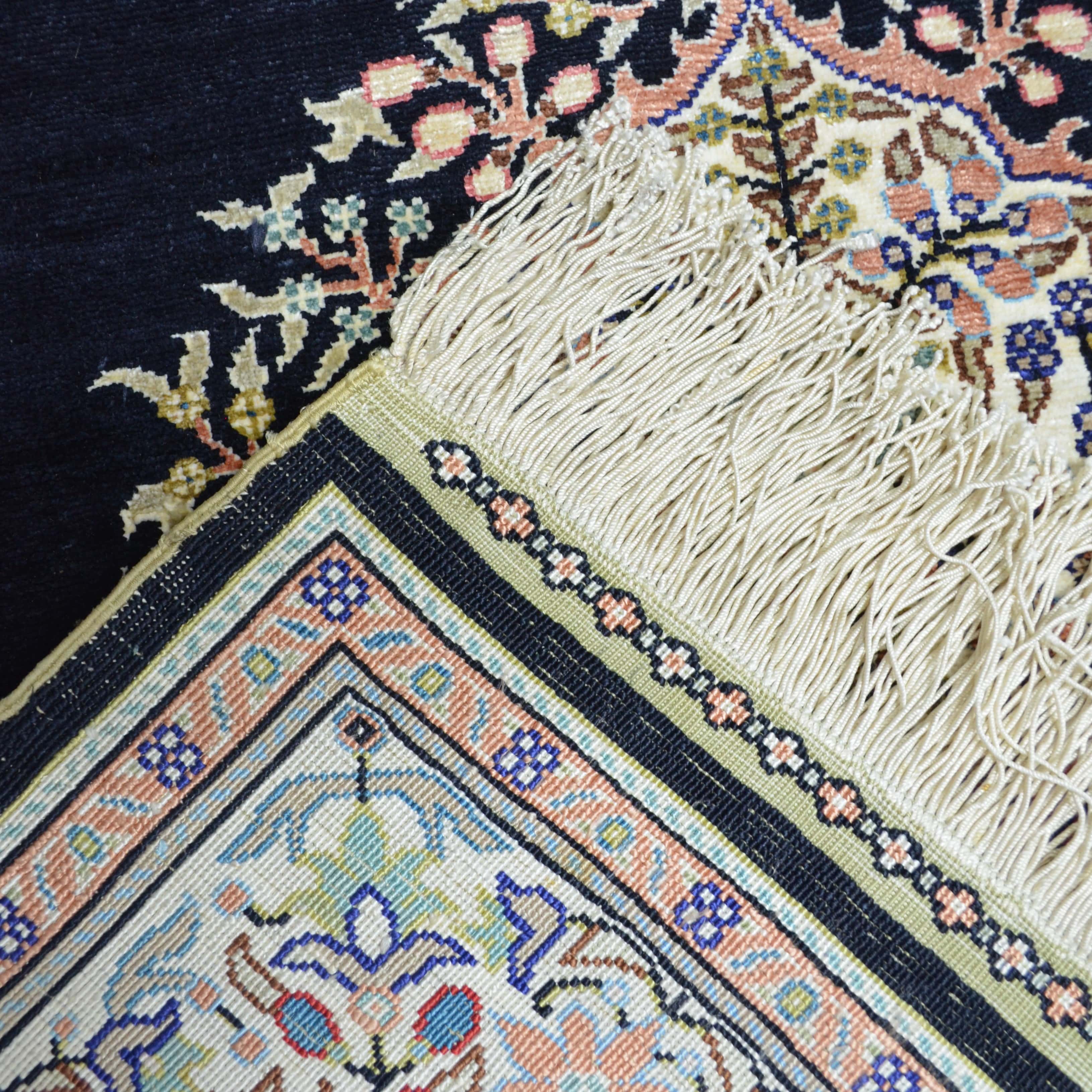 İpekten El Dokuma Siyah Renk Madalyonlu Model Kayseri Halısı 76x111 Cm