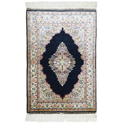 İpekten El Dokuma Siyah Renk Madalyonlu Model Kayseri Halısı 76x111 Cm