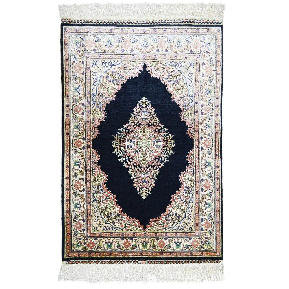 İpekten El Dokuma Siyah Renk Madalyonlu Model Kayseri Halısı 76x111 Cm