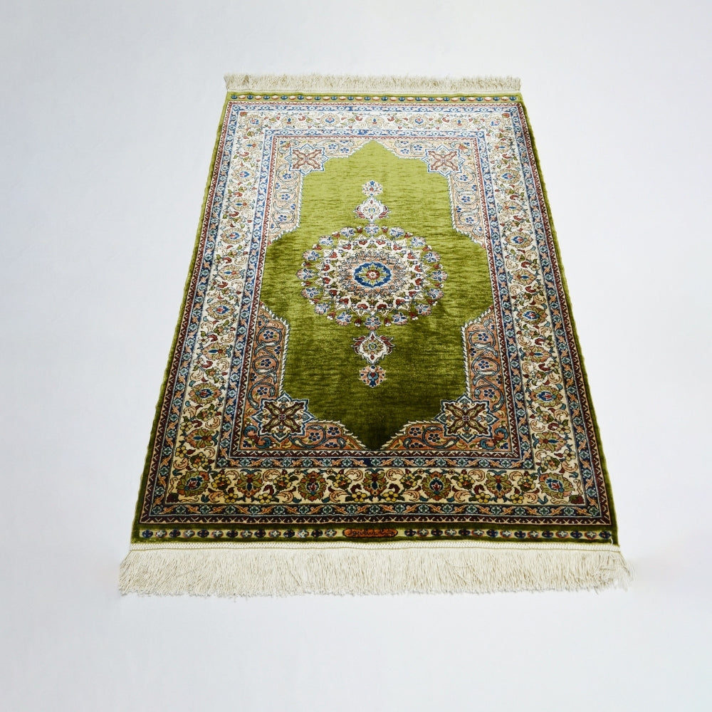 İpekten El Dokuma Yeşil Renk Göbekli Model Hereke Halısı 76x110 Cm