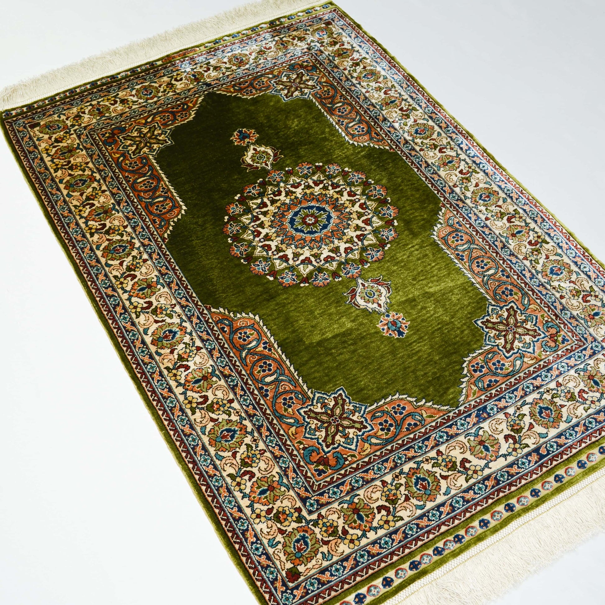 İpekten El Dokuma Yeşil Renk Göbekli Model Hereke Halısı 76x110 Cm