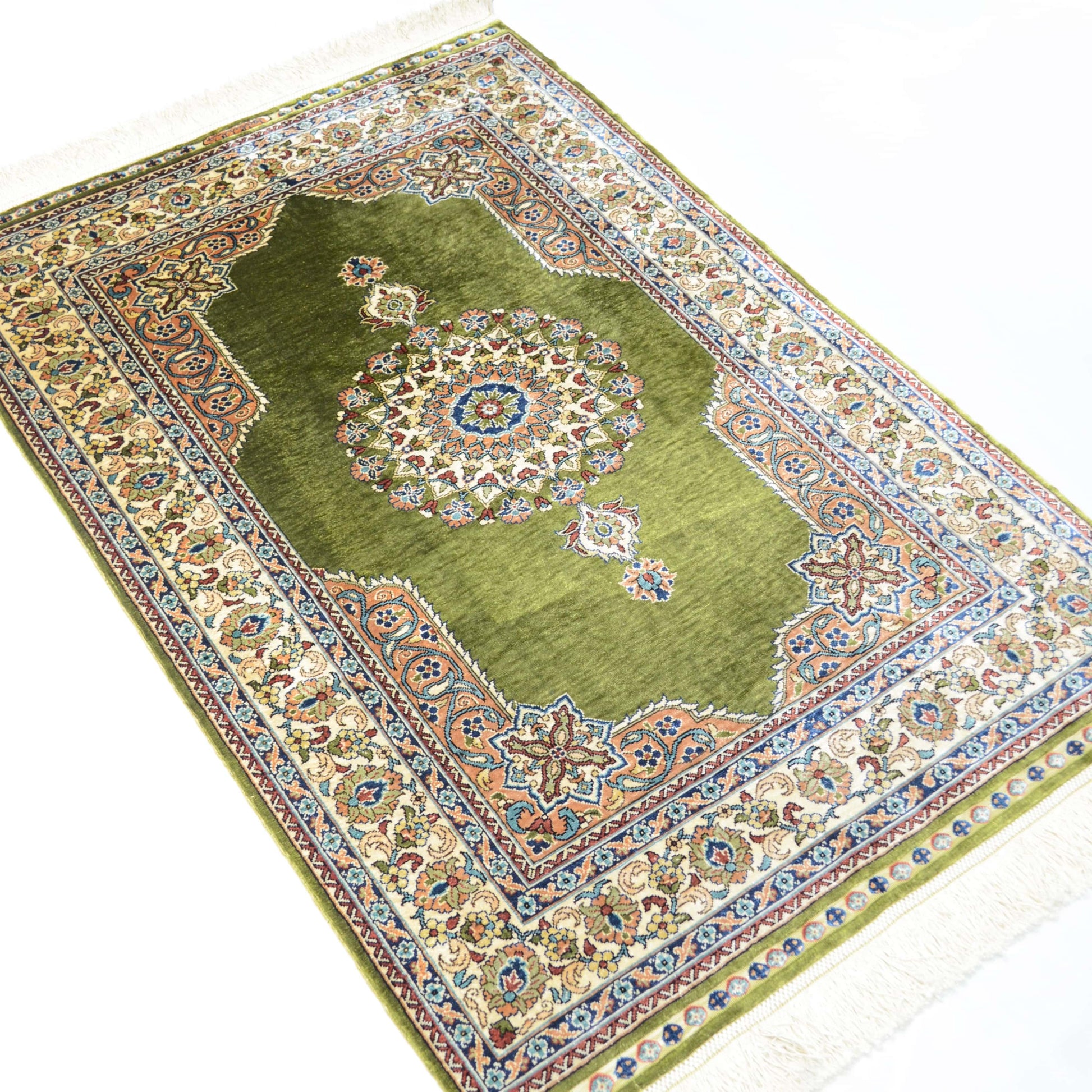 İpekten El Dokuma Yeşil Renk Göbekli Model Hereke Halısı 76x110 Cm