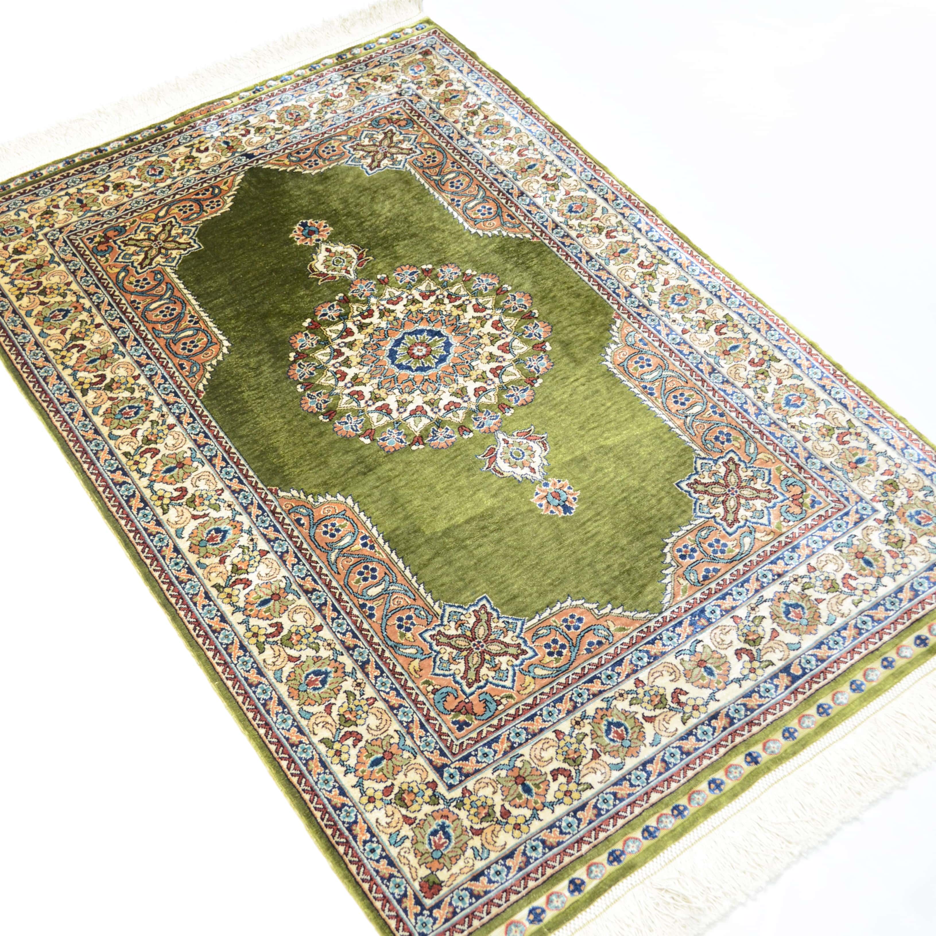 İpekten El Dokuma Yeşil Renk Göbekli Model Hereke Halısı 76x110 Cm