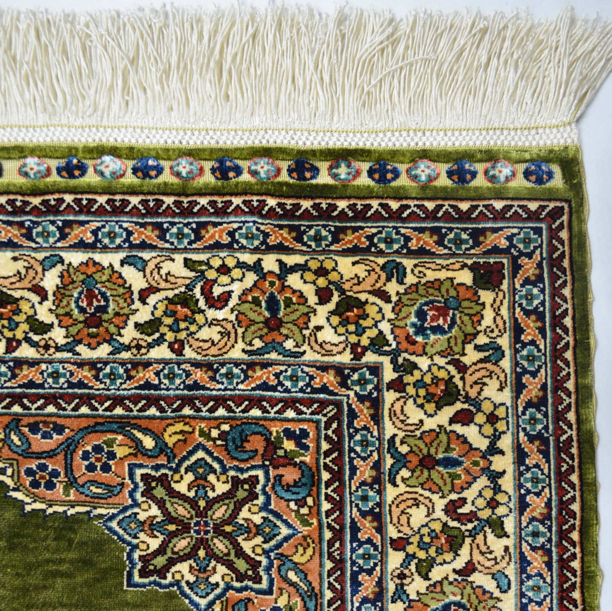 İpekten El Dokuma Yeşil Renk Göbekli Model Hereke Halısı 76x110 Cm