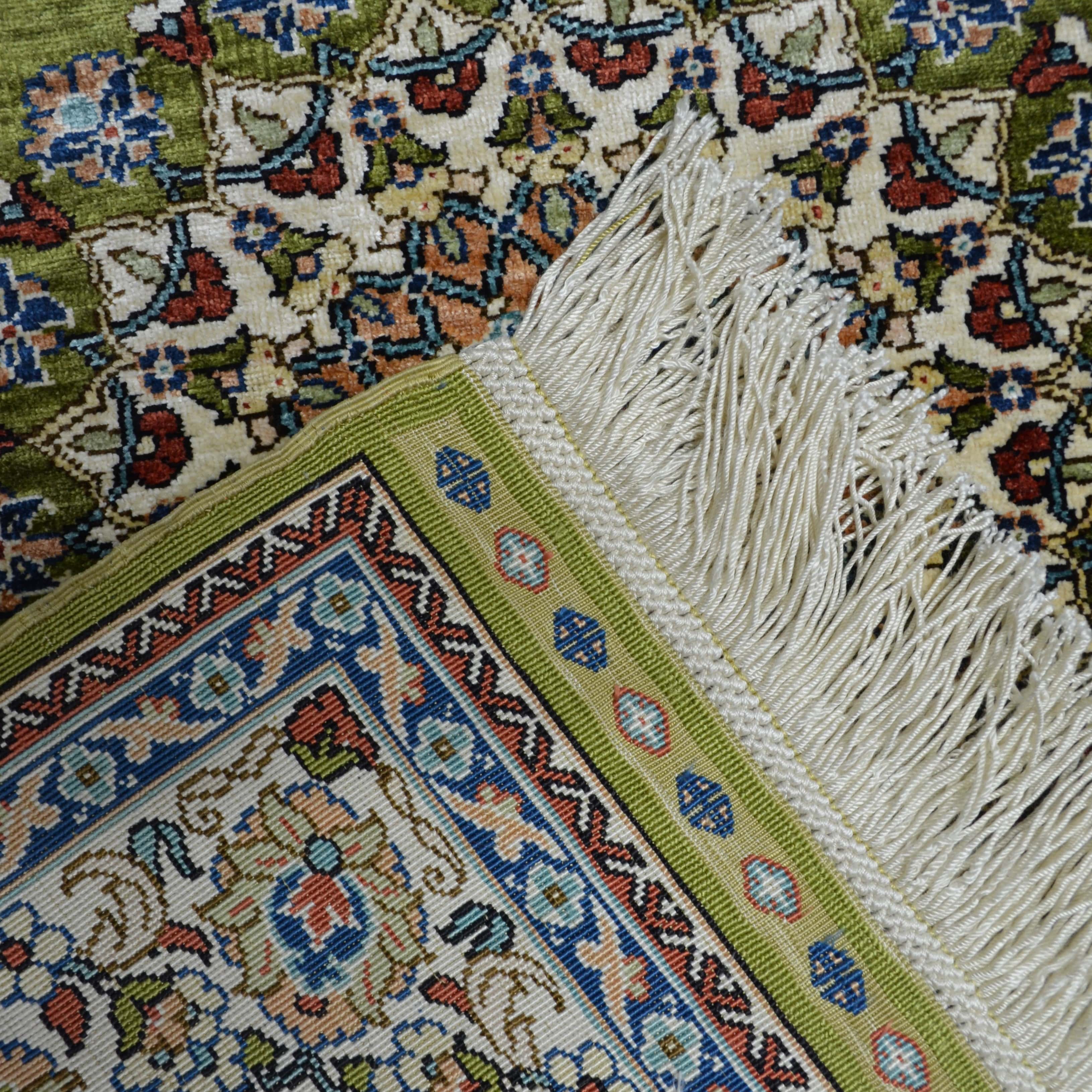 İpekten El Dokuma Yeşil Renk Göbekli Model Hereke Halısı 76x110 Cm