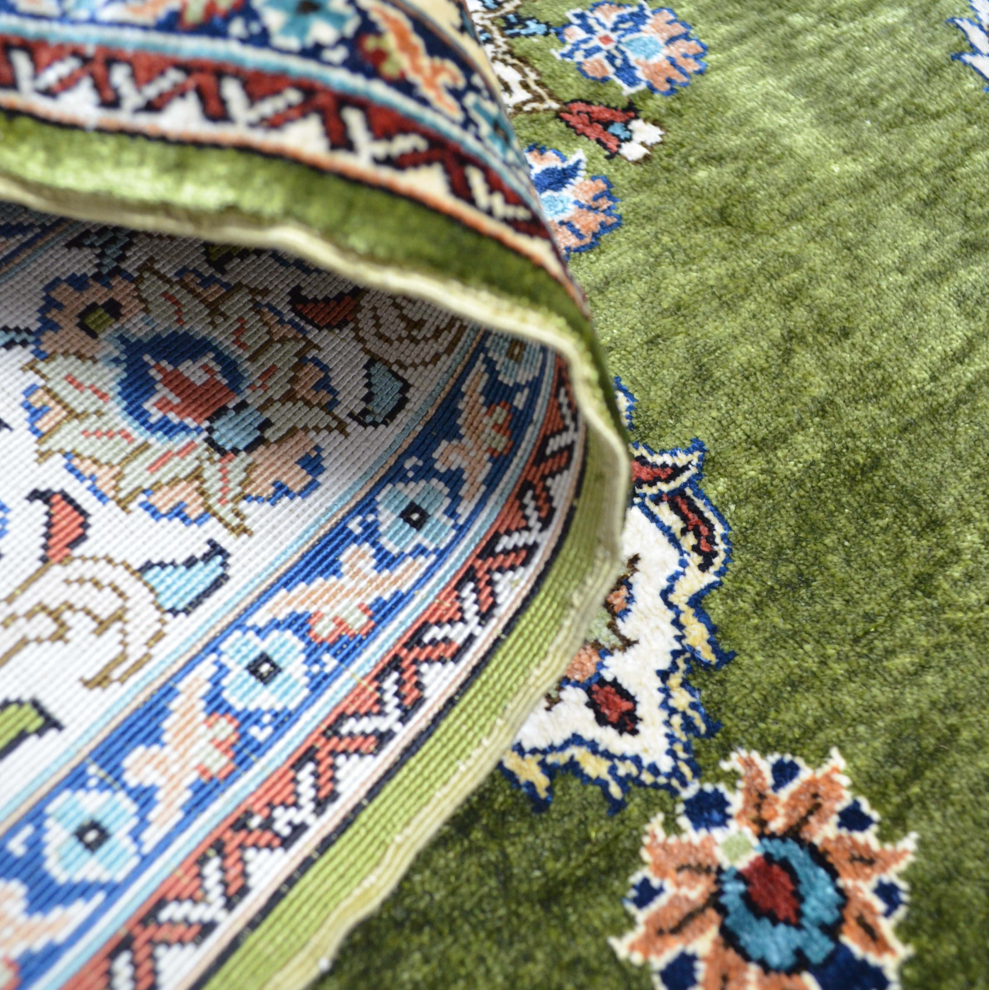 İpekten El Dokuma Yeşil Renk Göbekli Model Hereke Halısı 76x110 Cm