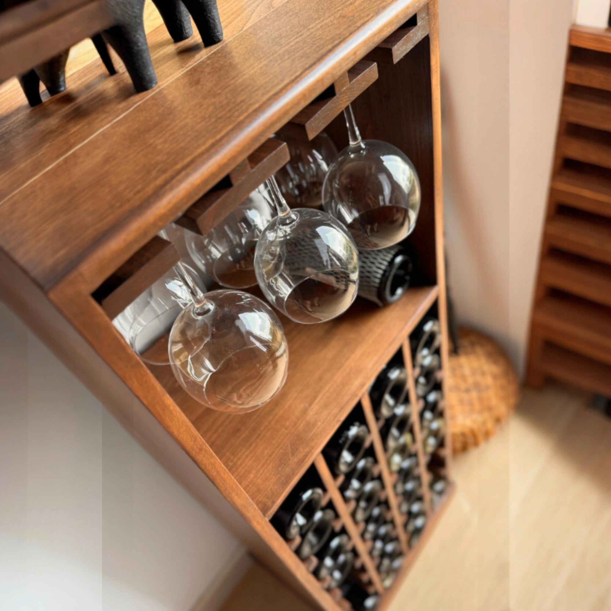 Janissa Masif Ahşap Şarap Standı