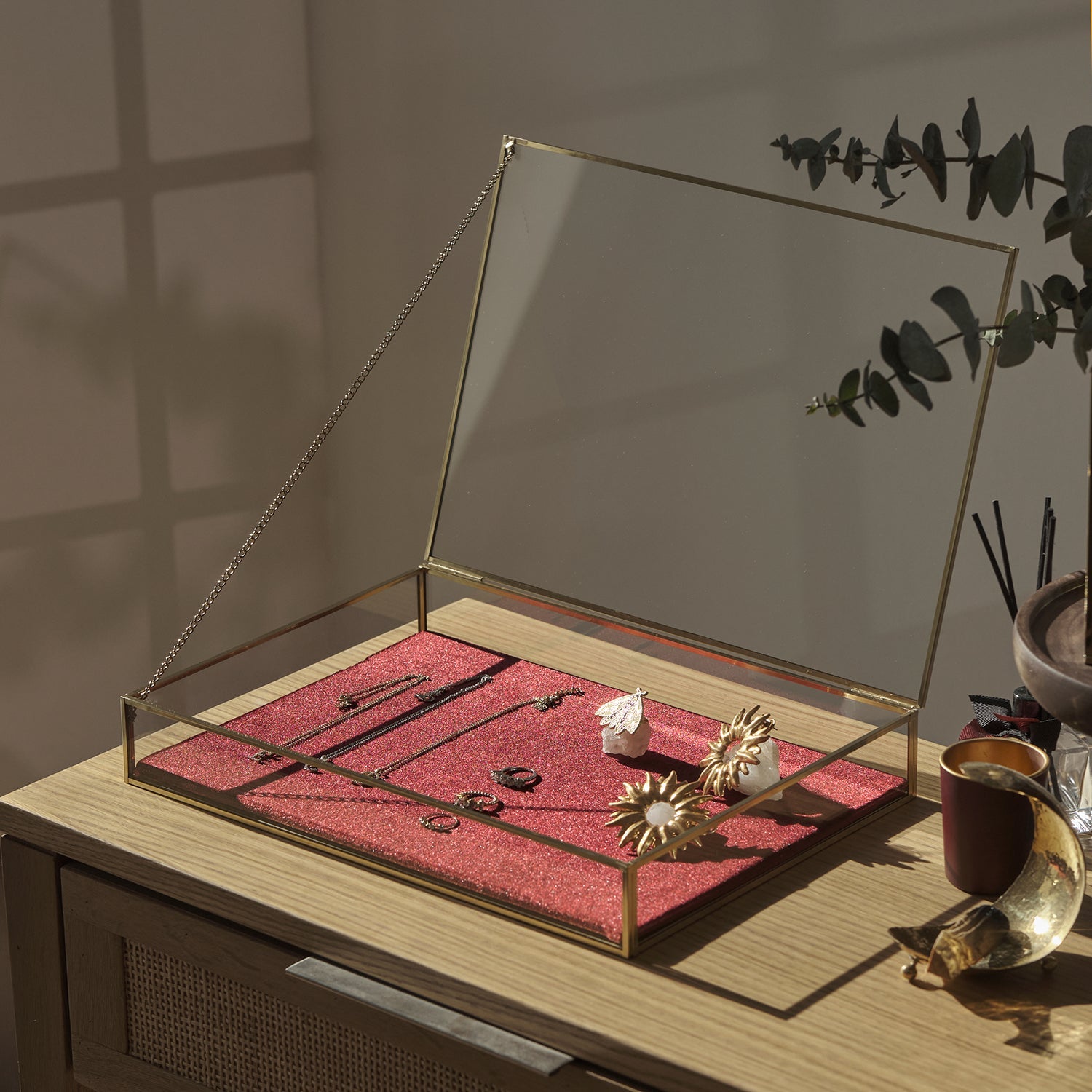 Kadife Tabanlı, Cam Takı Kutusu
