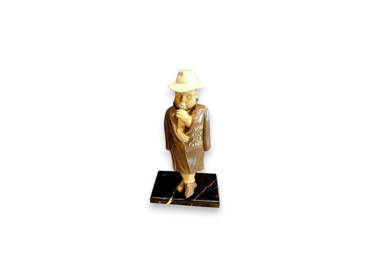 Kahverengi, Yeşil Ve Bej Takım Elbiseli Heykel