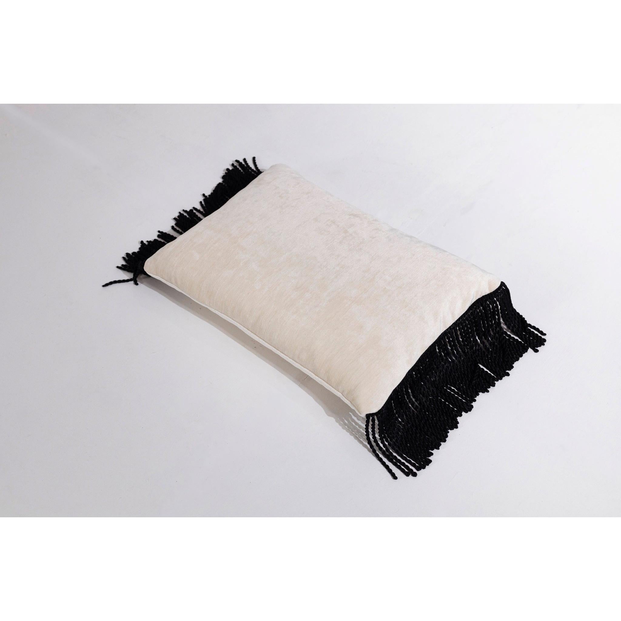 Kırık Beyaz Burgu Püskül Detaylı Kırlent