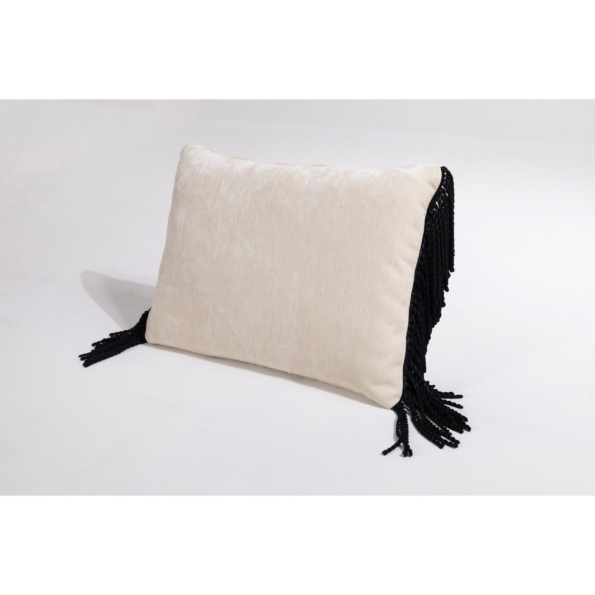 Kırık Beyaz Burgu Püskül Detaylı Kırlent